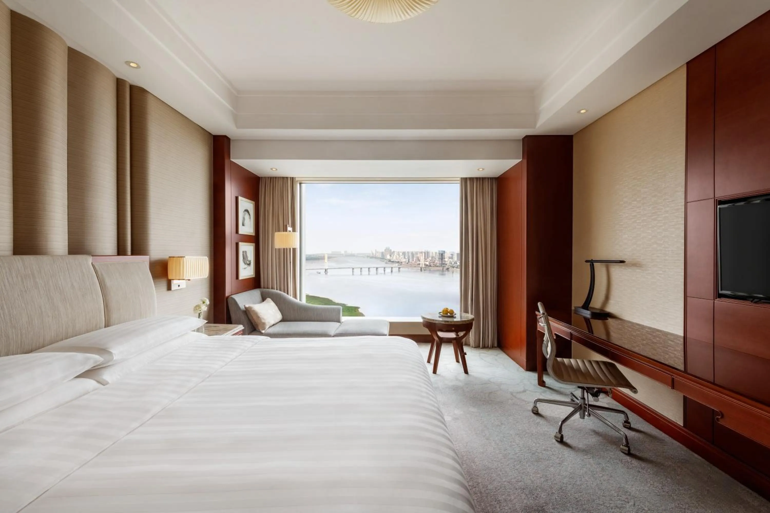 Deluxe King Room with River View in Shangri-La Nanchang