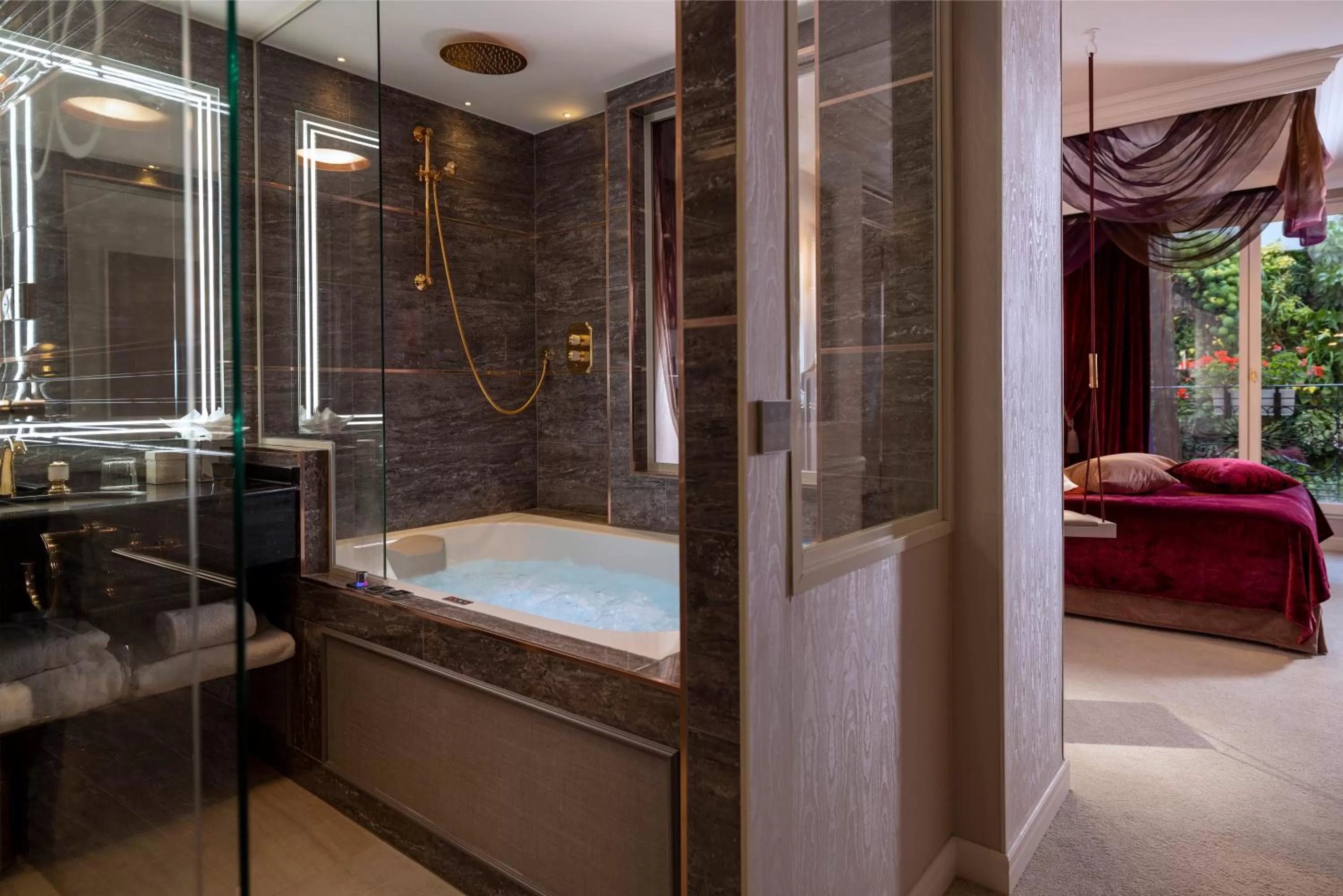 Deluxe Room - Precious with Jacuzzi in Paris j'Adore Hotel & Spa