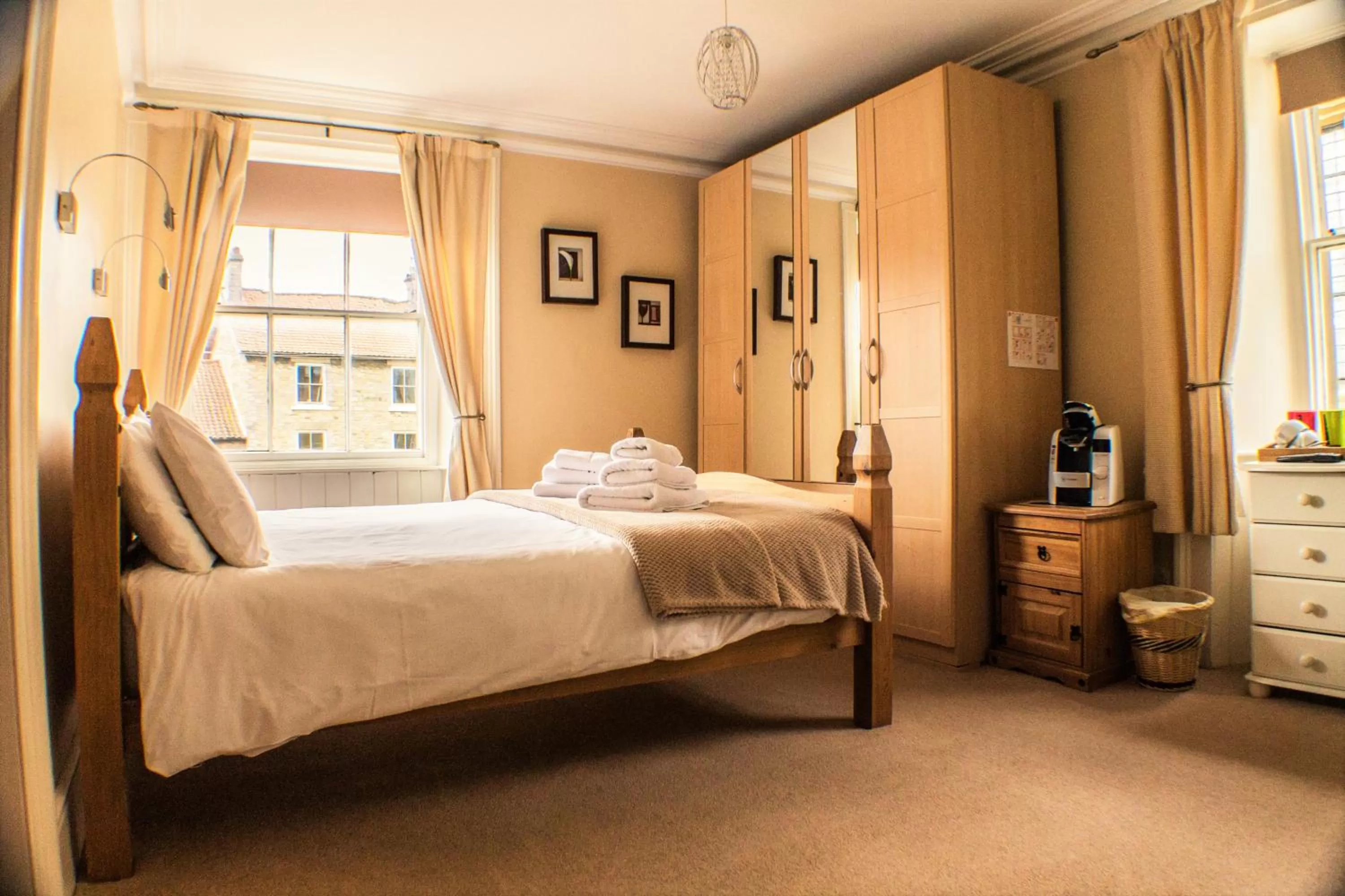 Double Room with Bath/Shower (Pet Friendly) in The Royal Oak Hotel