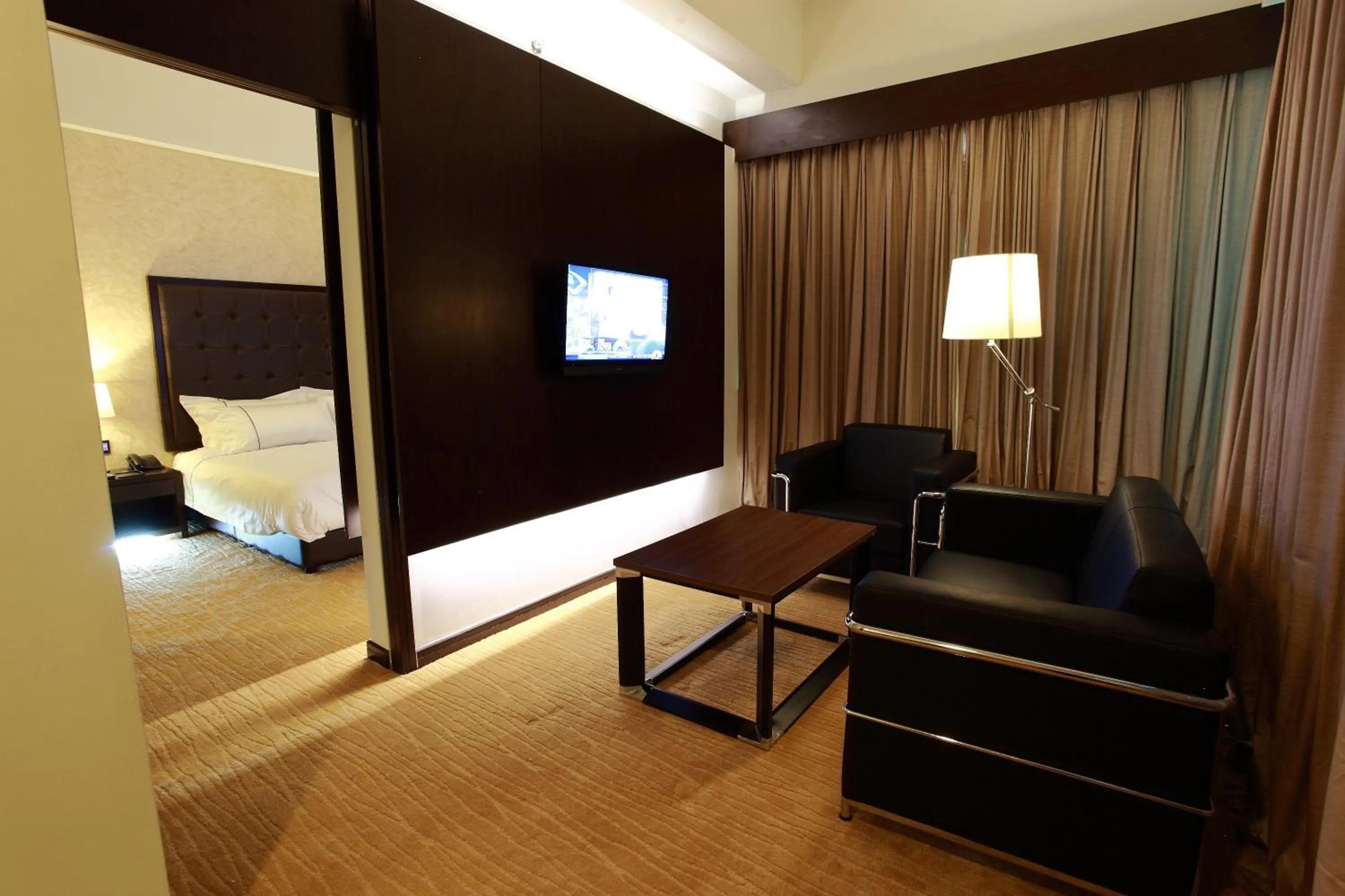 Deluxe Twin Suite in Symphony Suites Hotel