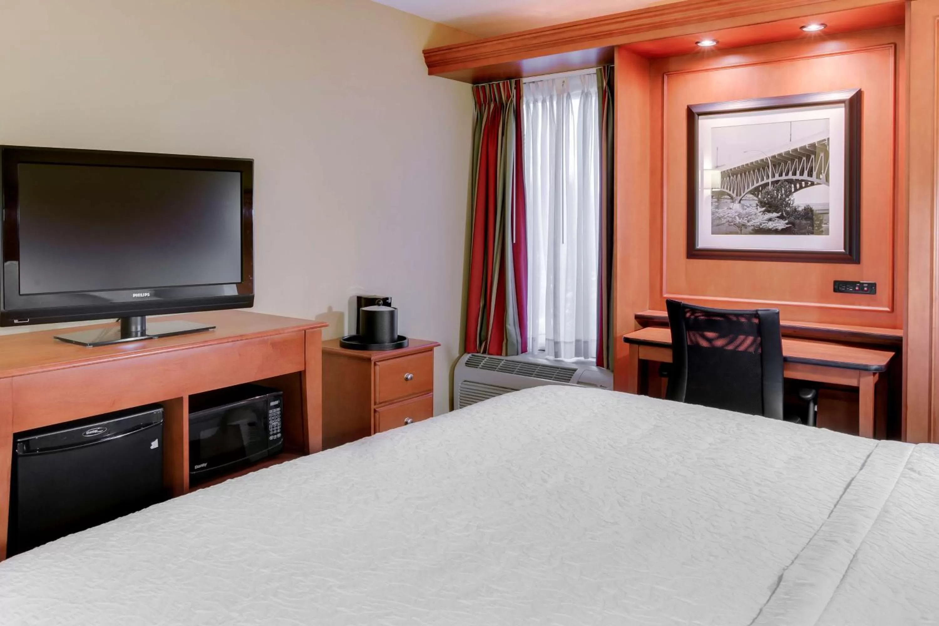 King Room with Roll In Shower - Non-Smoking in Hampton Inn Pittsburgh/Airport