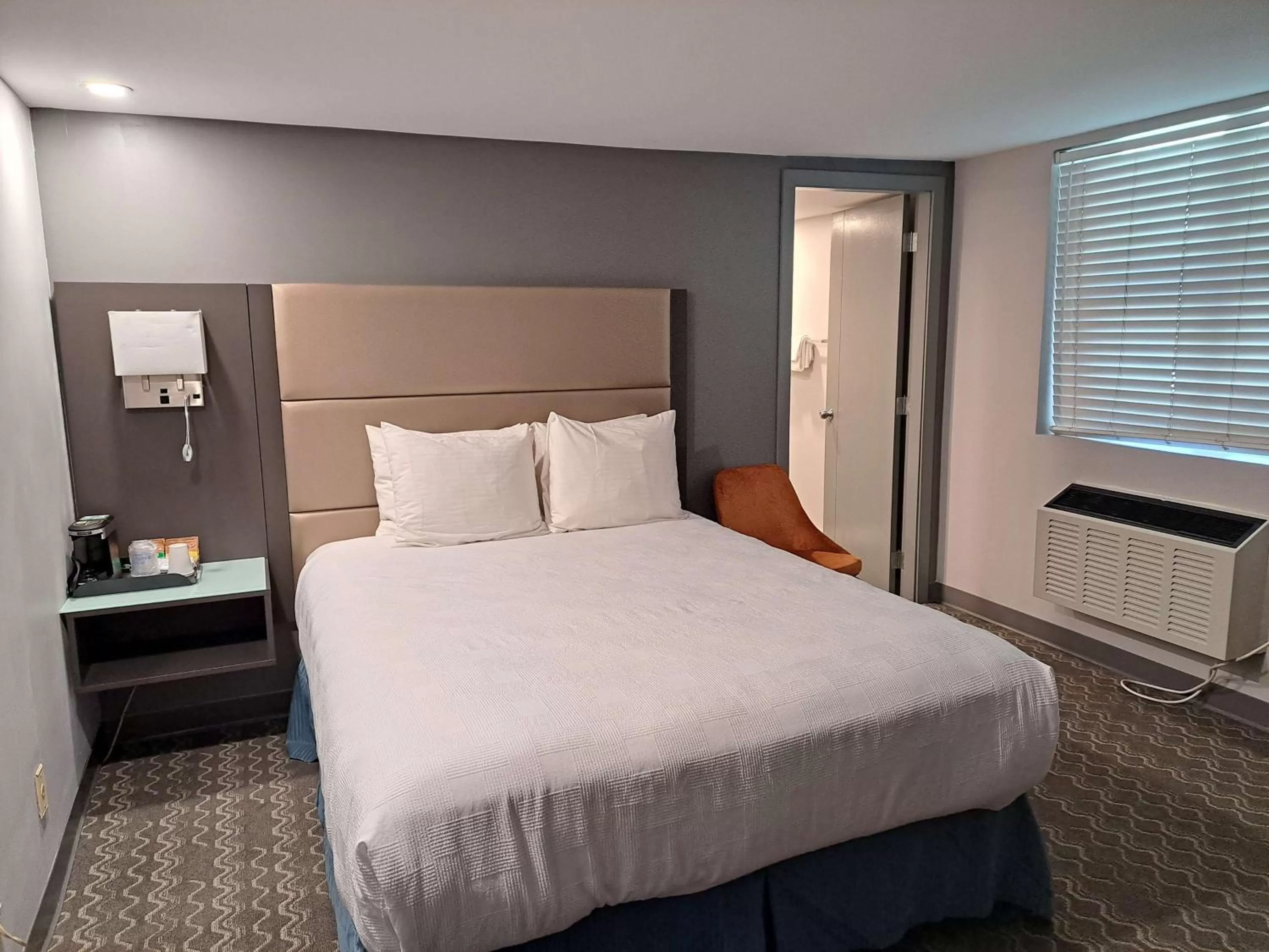 Queen Room - Non-Smoking in Best Western Plus Vancouver Airport Hotel