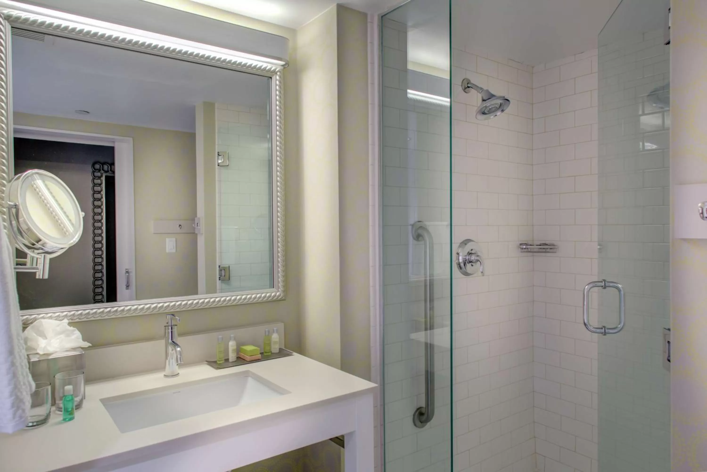 King Corner Room with City View in DoubleTree by Hilton Biloxi