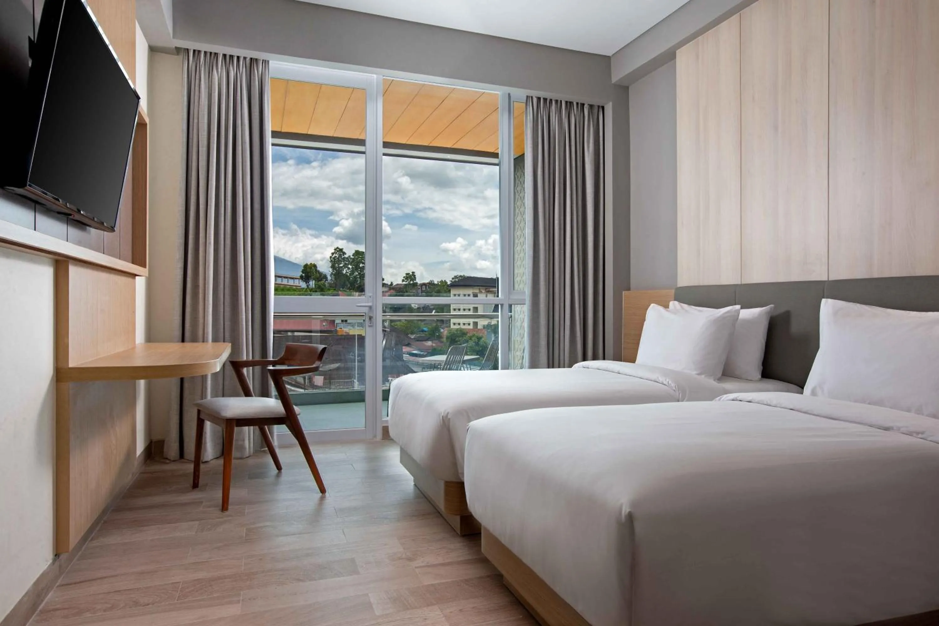 Deluxe Twin Room with Balcony in Hotel Santika Bukittinggi