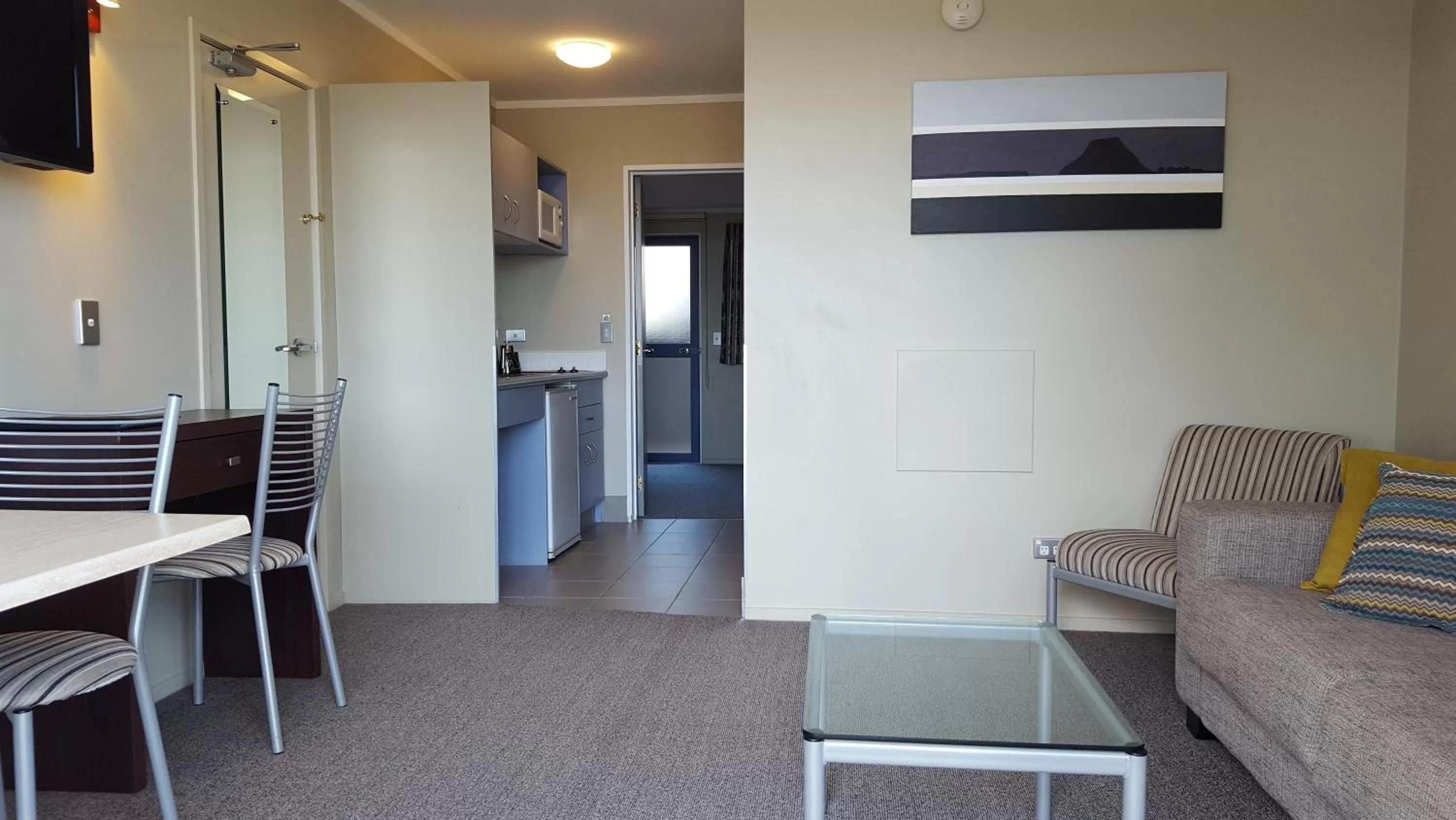 One-Bedroom Suite with Lake View in Sails on the Lake