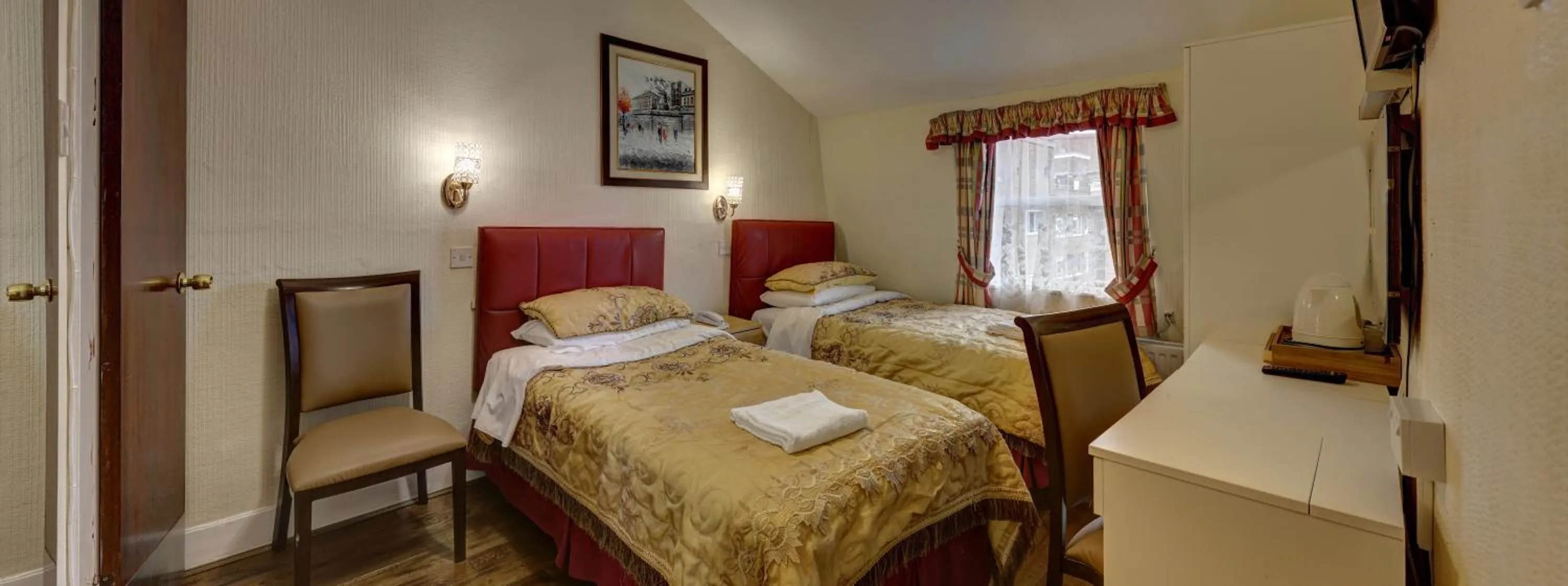 Twin Room in Barry House