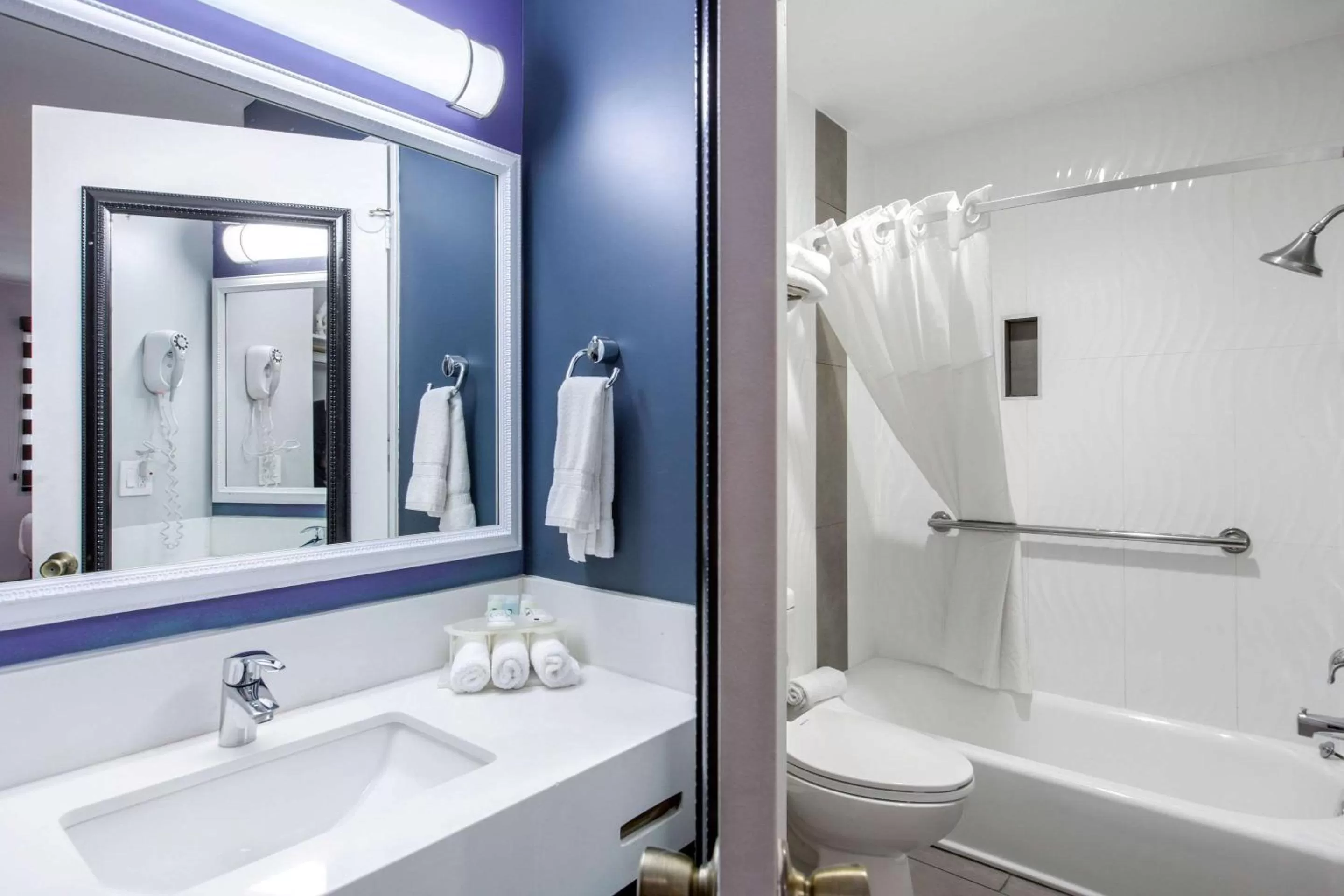 Suite, 1 King Bed with Sofa, Balcony, Non Smoking in Quality Inn Near Hollywood Walk of Fame