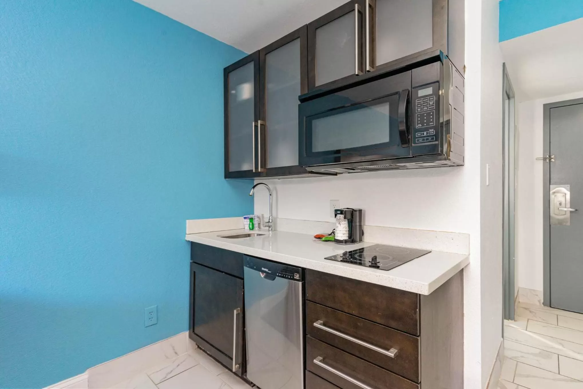 Premier Ocean View King Bed with Efficiency in Sun N Sand Resort