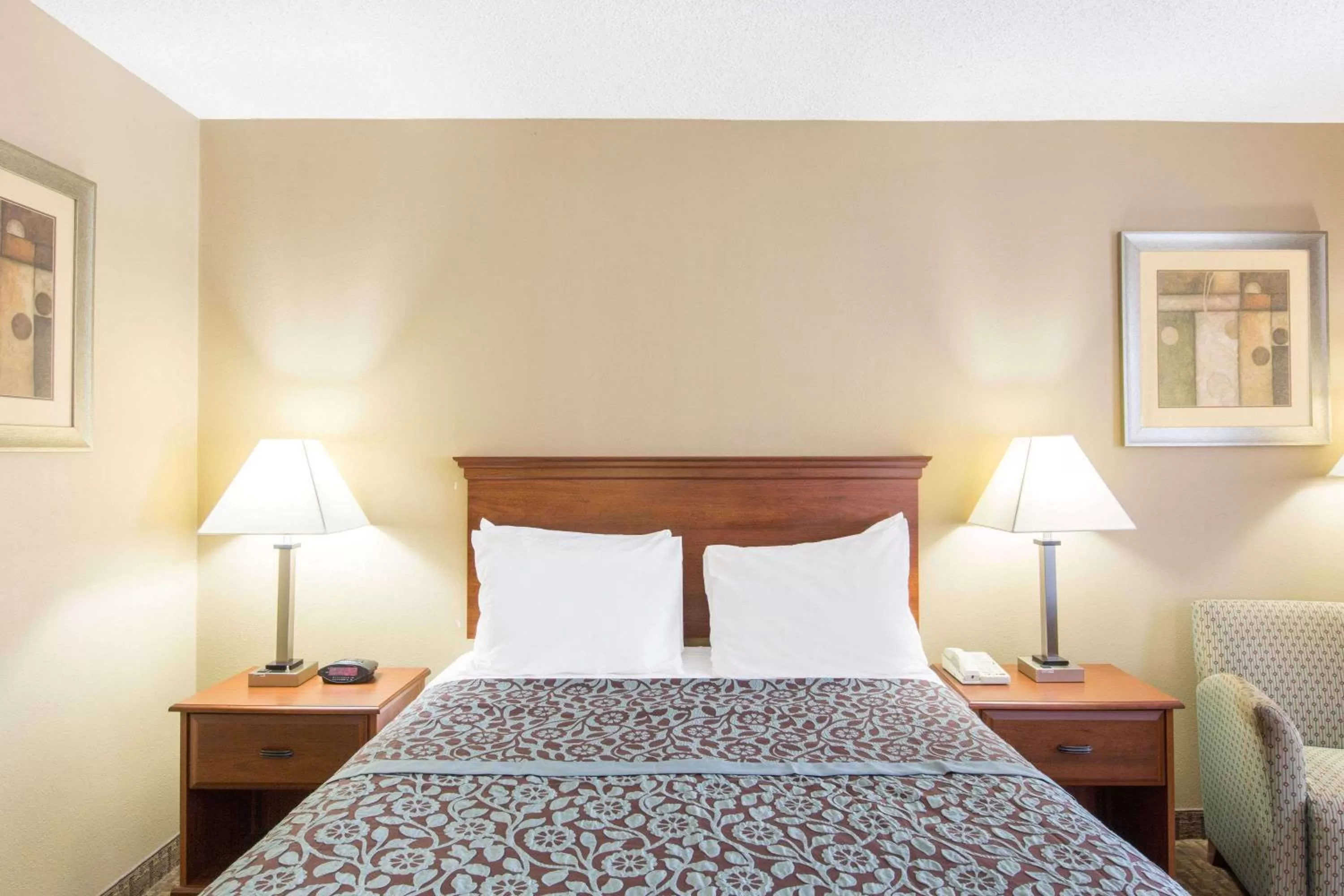 Queen Room - Non-Smoking in Days Inn by Wyndham Ripley