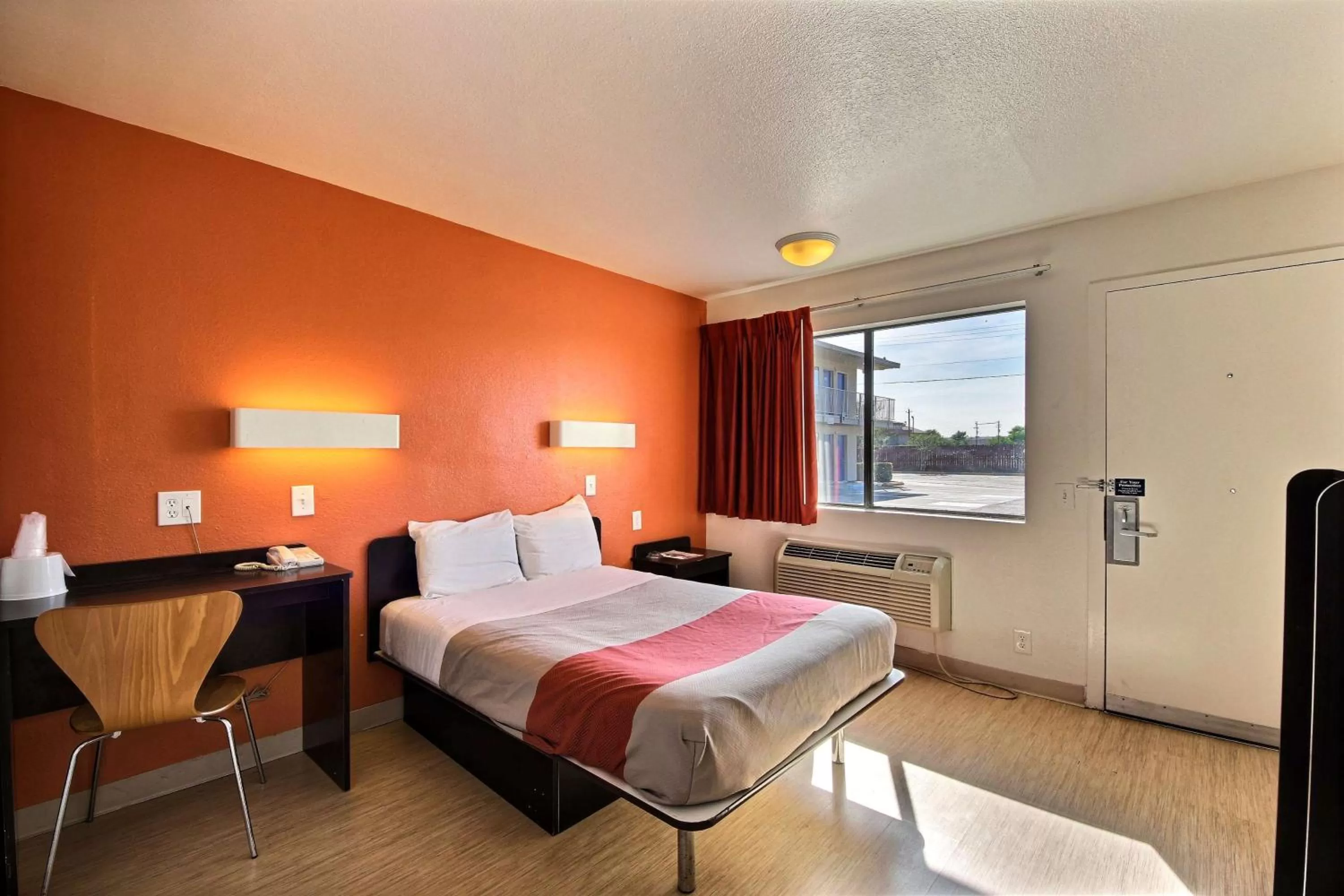 Queen Room - single occupancy in Motel 6-Laredo, TX - South