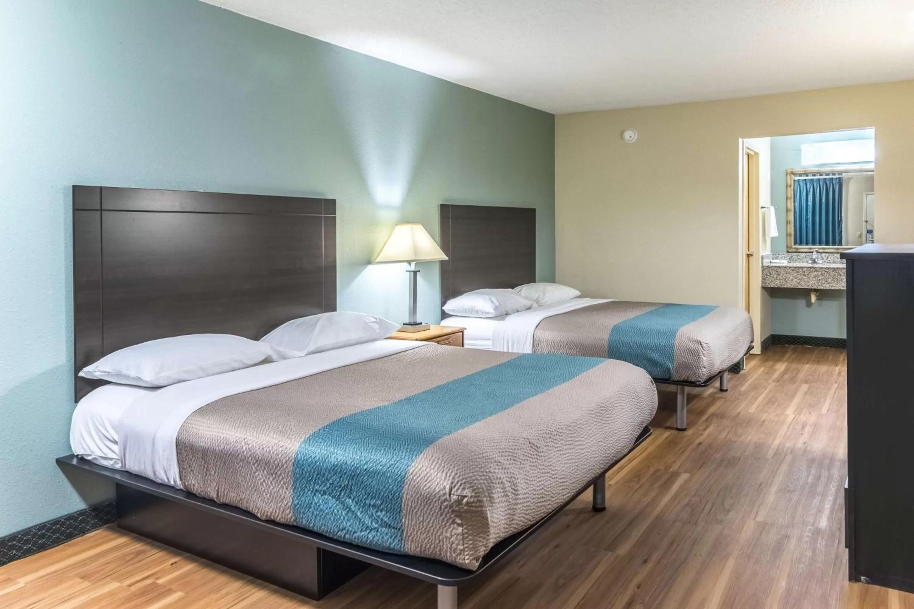 Premium Quadruple Room - single occupancy - Non-Smoking in Motel 6-Kenly, NC