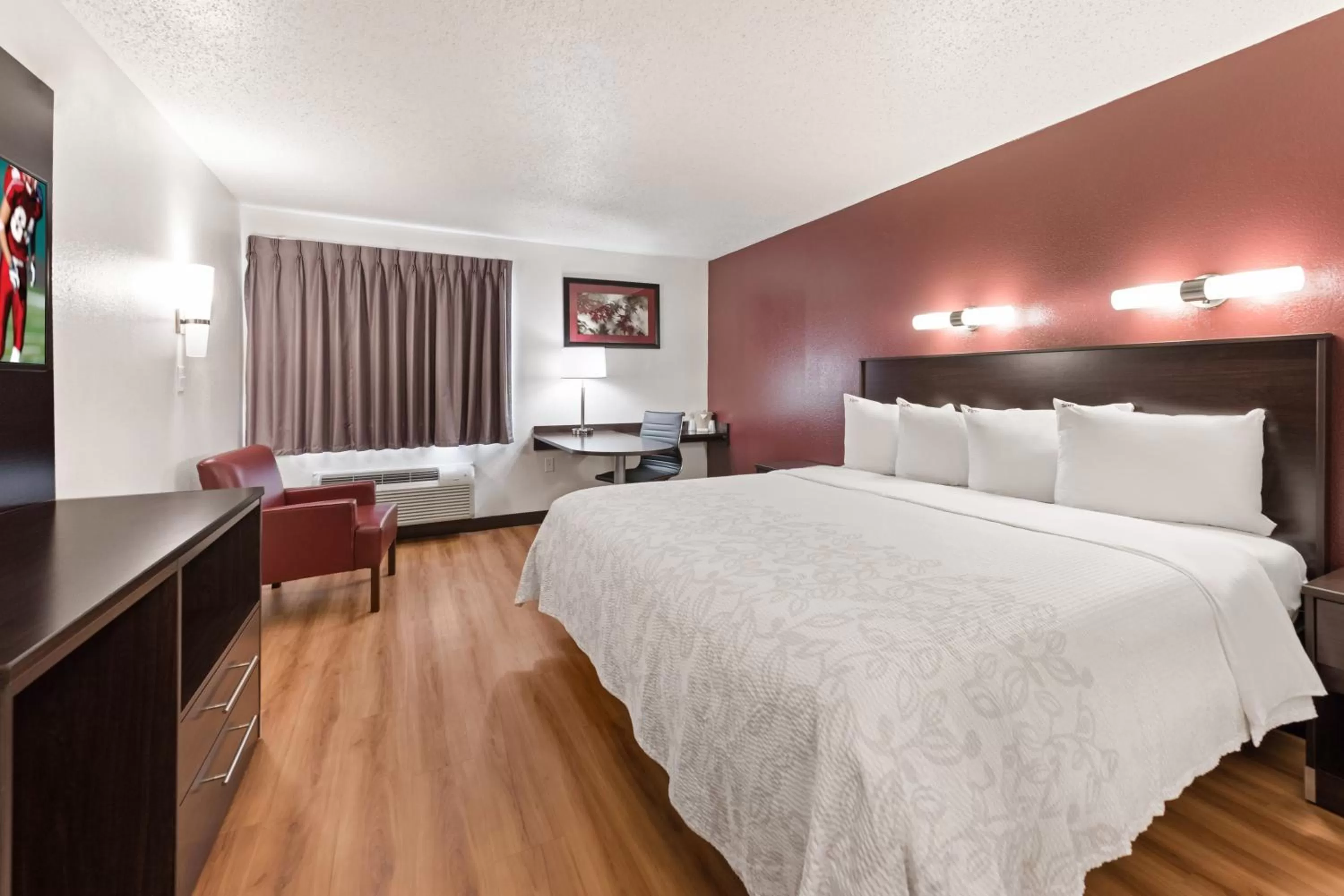 Deluxe King Room Smoke Free in Red Roof Inn PLUS+ Columbus - Worthington