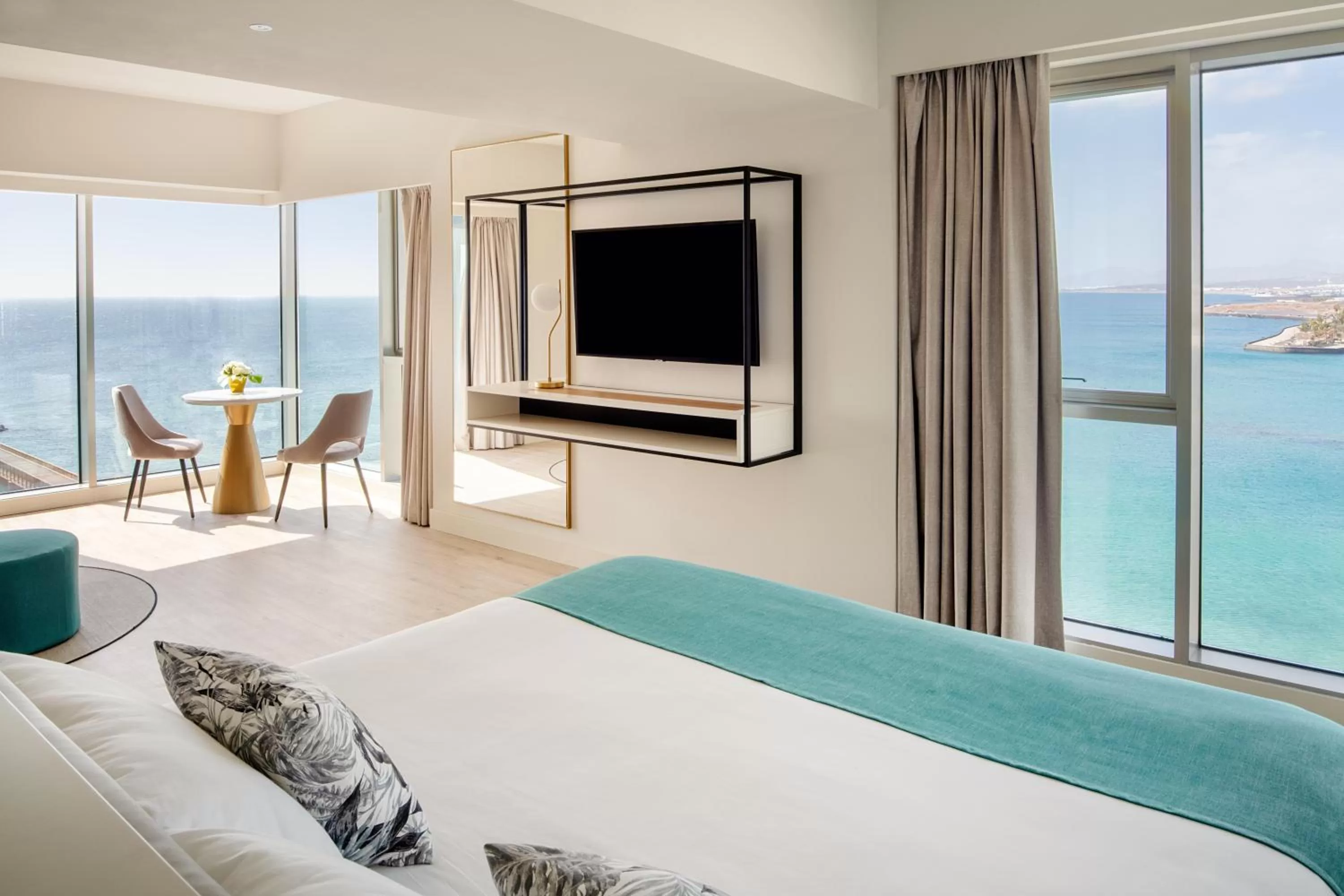Deluxe Suite with Sea View in Arrecife Gran Hotel & Spa