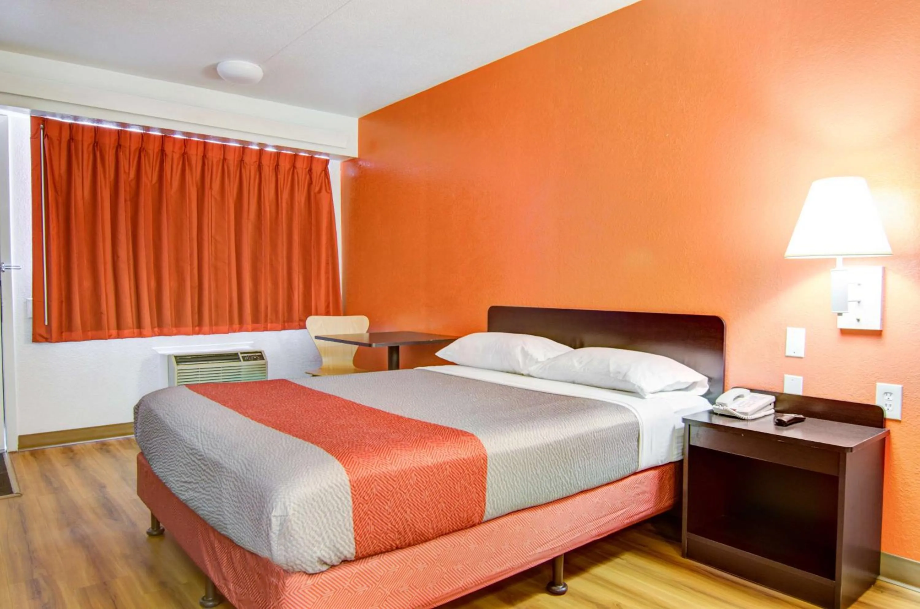 Deluxe King Room - single occupancy - Non-Smoking in Motel 6-Springfield, MO - North