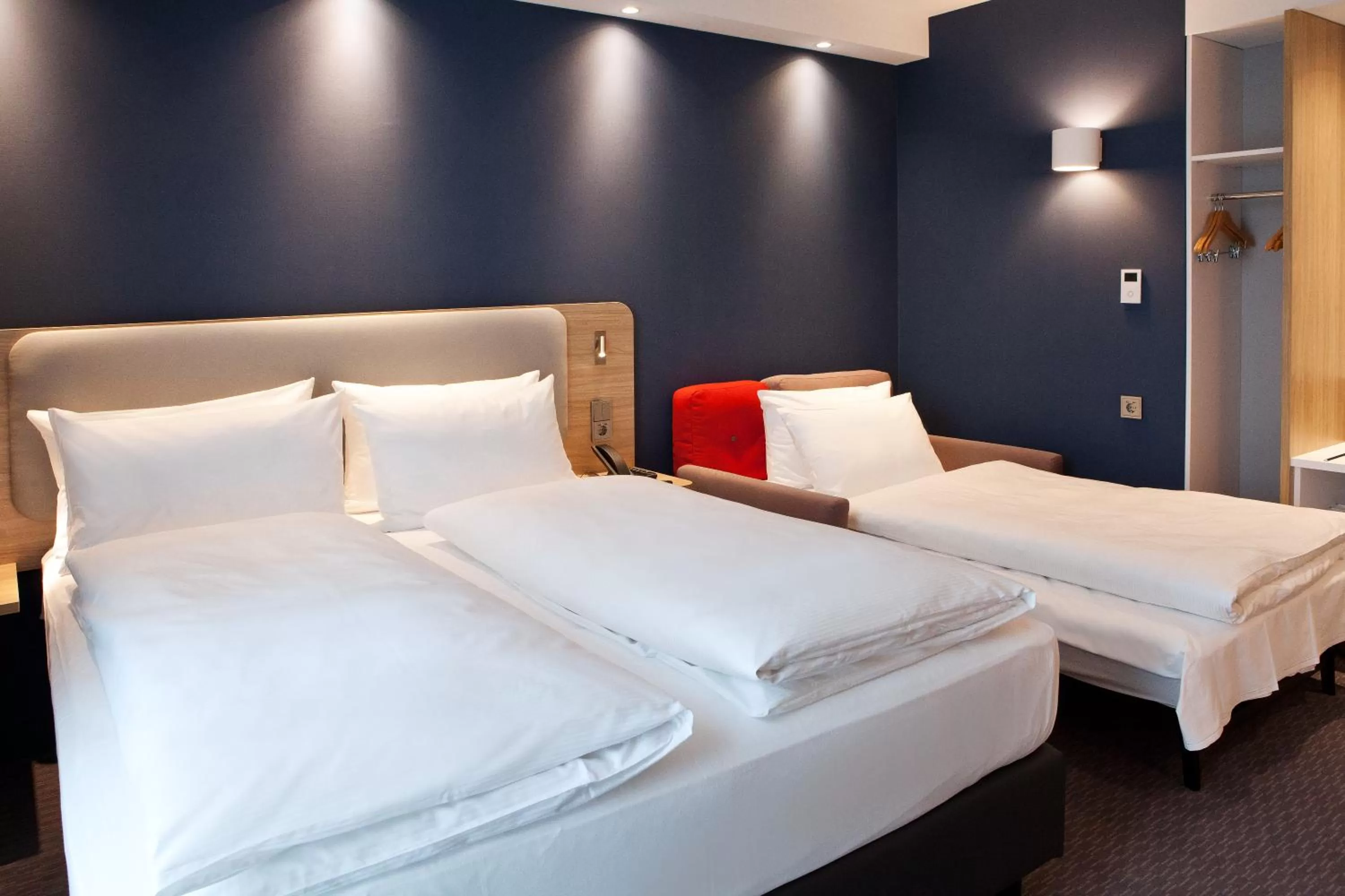 Standard Queen Room with Sofa Bed - Non-Smoking in Holiday Inn Express Fürth by IHG