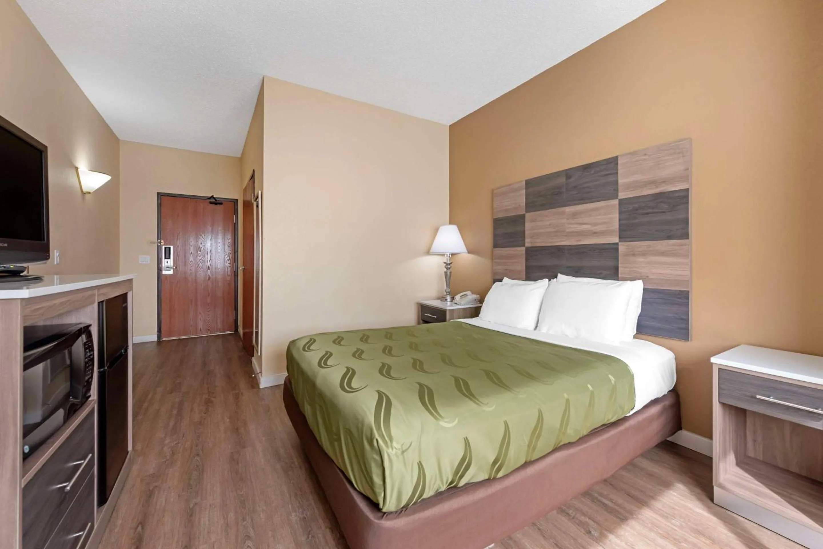 Queen Room - Disability Access/Non-Smoking in Quality Inn Bemidji