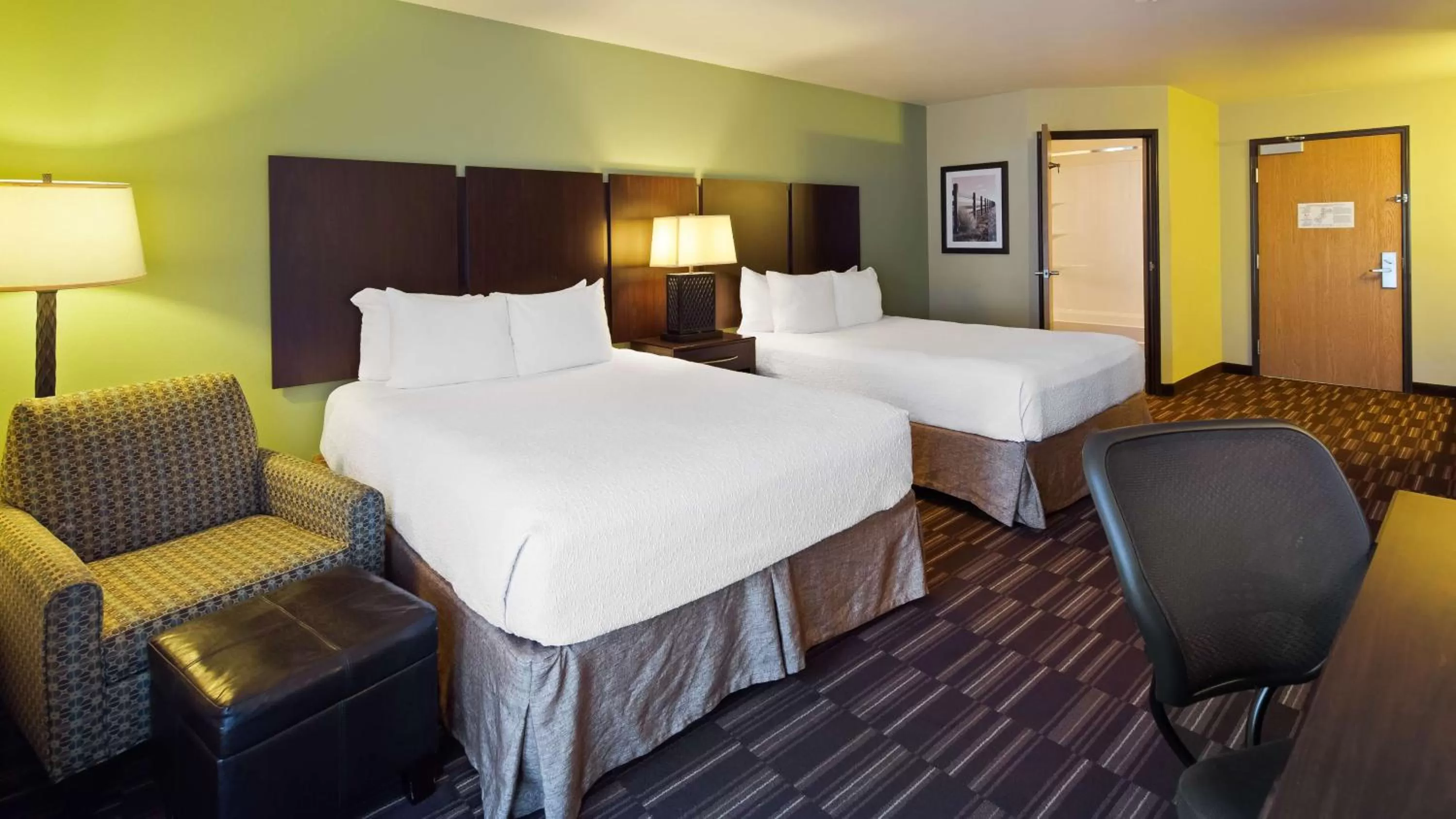 Queen Room with Two Queen Beds - Non-Smoking in Best Western Sundowner