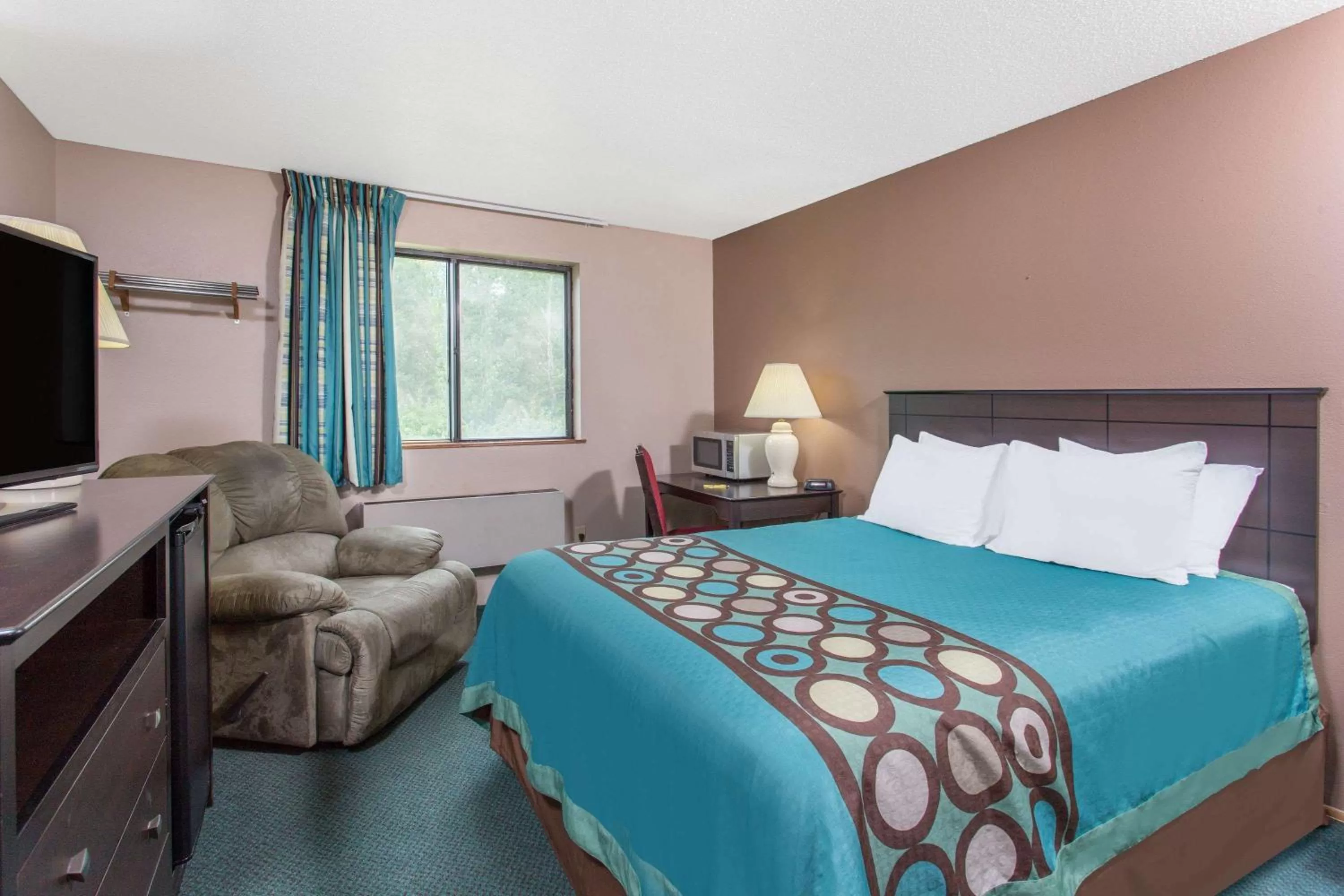 King Room - Non-Smoking in Super 8 by Wyndham Austin MN