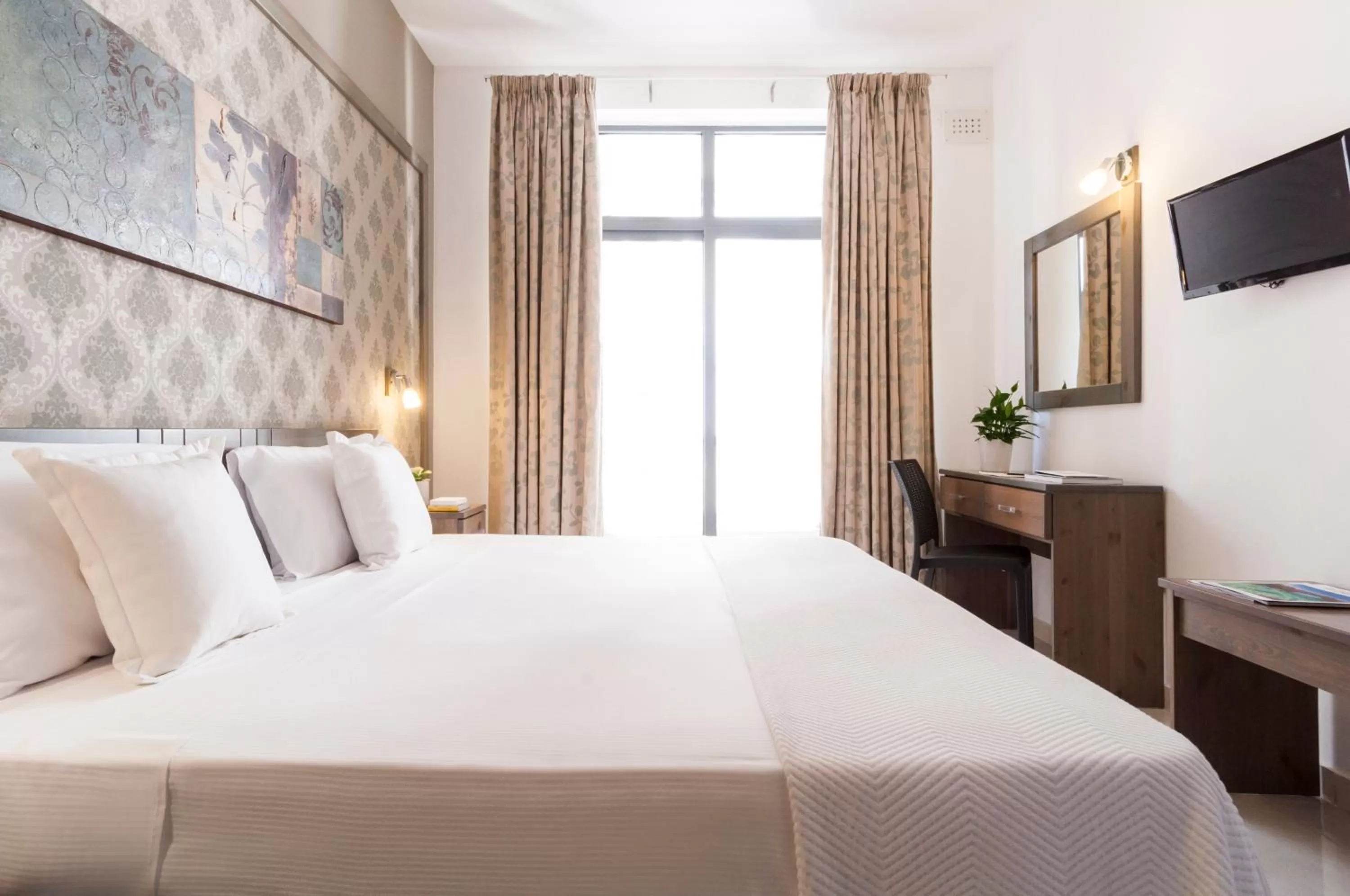 Deluxe Double or Twin Room in Alexandra Hotel
