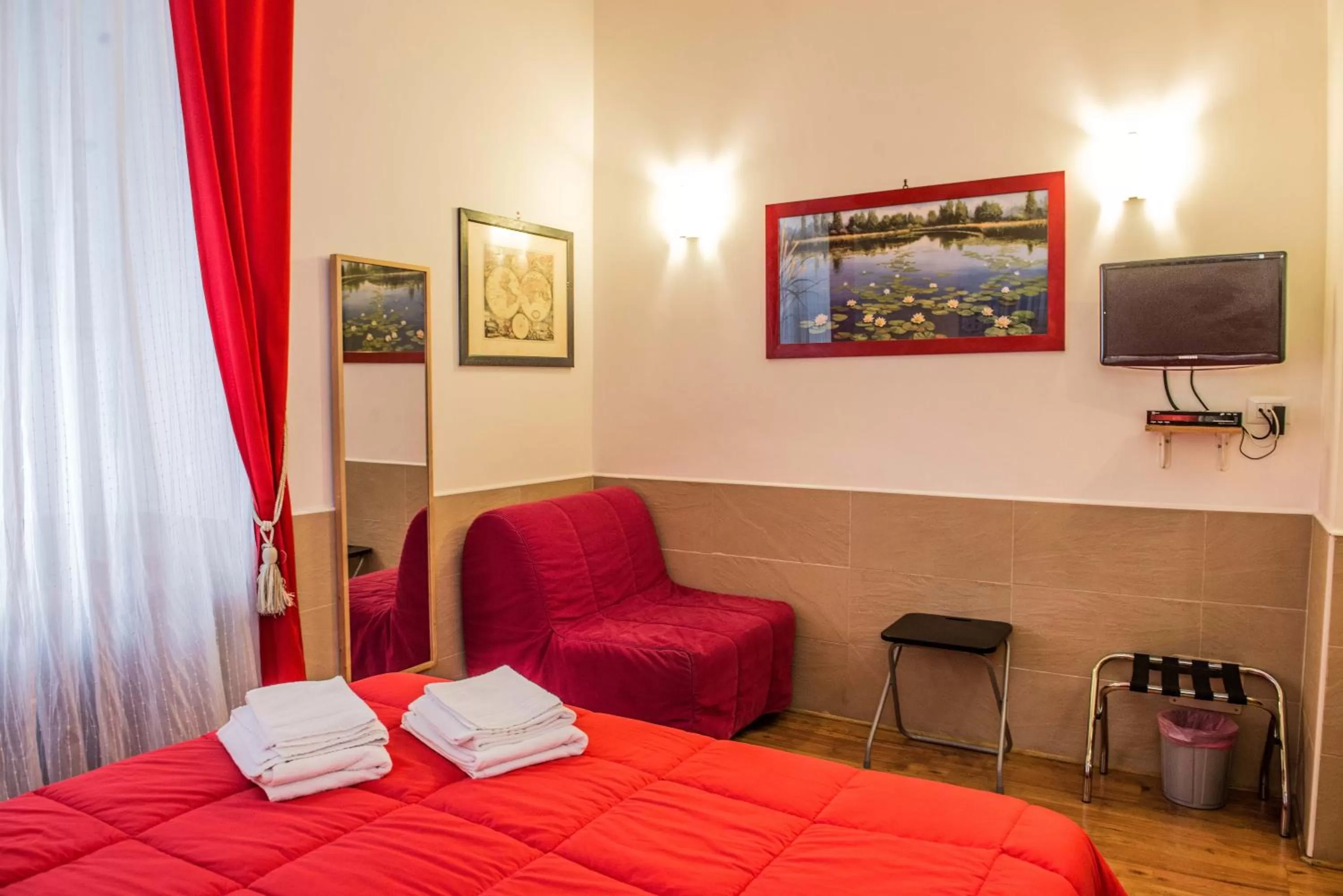Photo of the whole room, Bed in San Peter Rome B&B