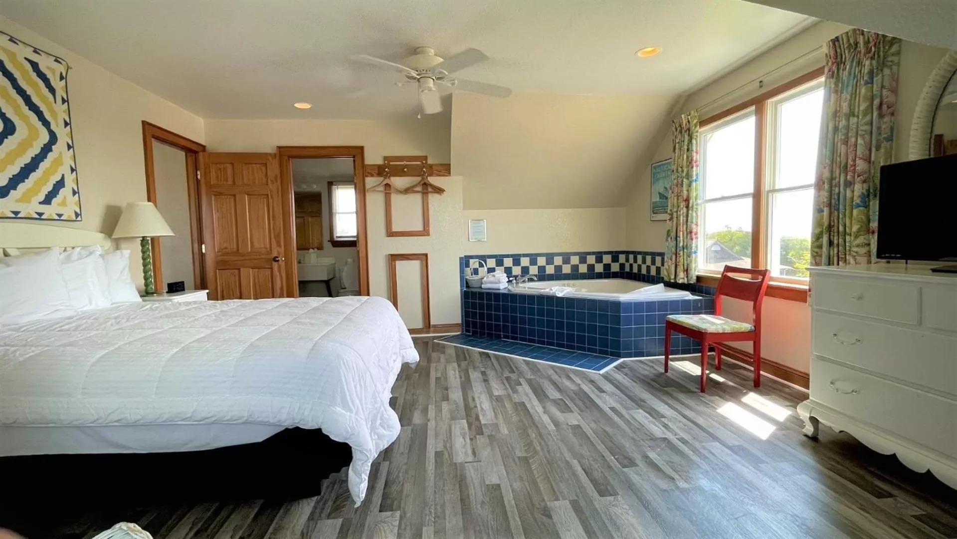 Queen Suite with Pool View in Pony Island Inn