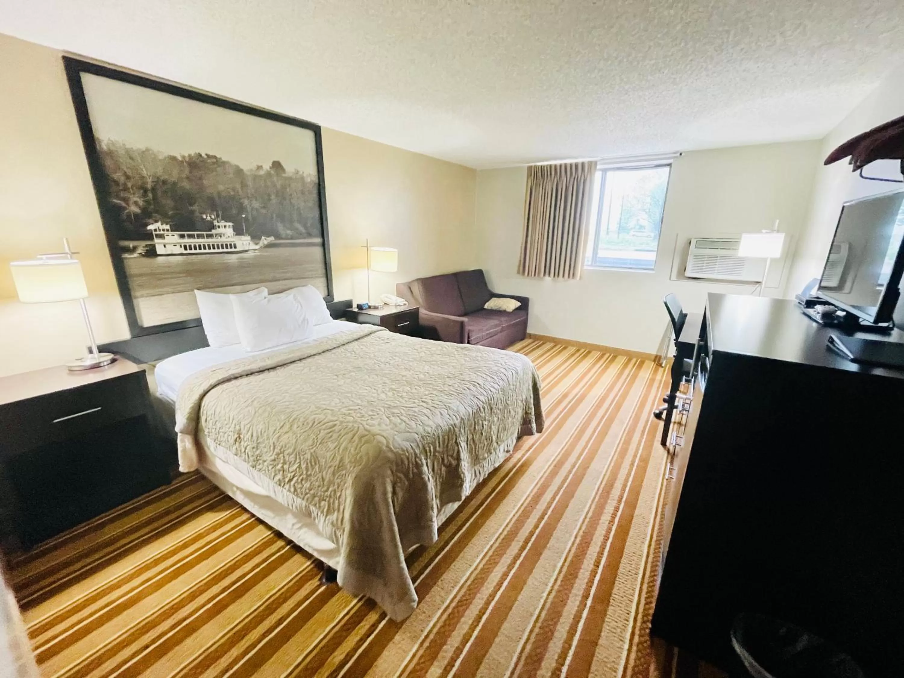 Queen Room - Non-Smoking in Super 8 by Wyndham Clear Lake