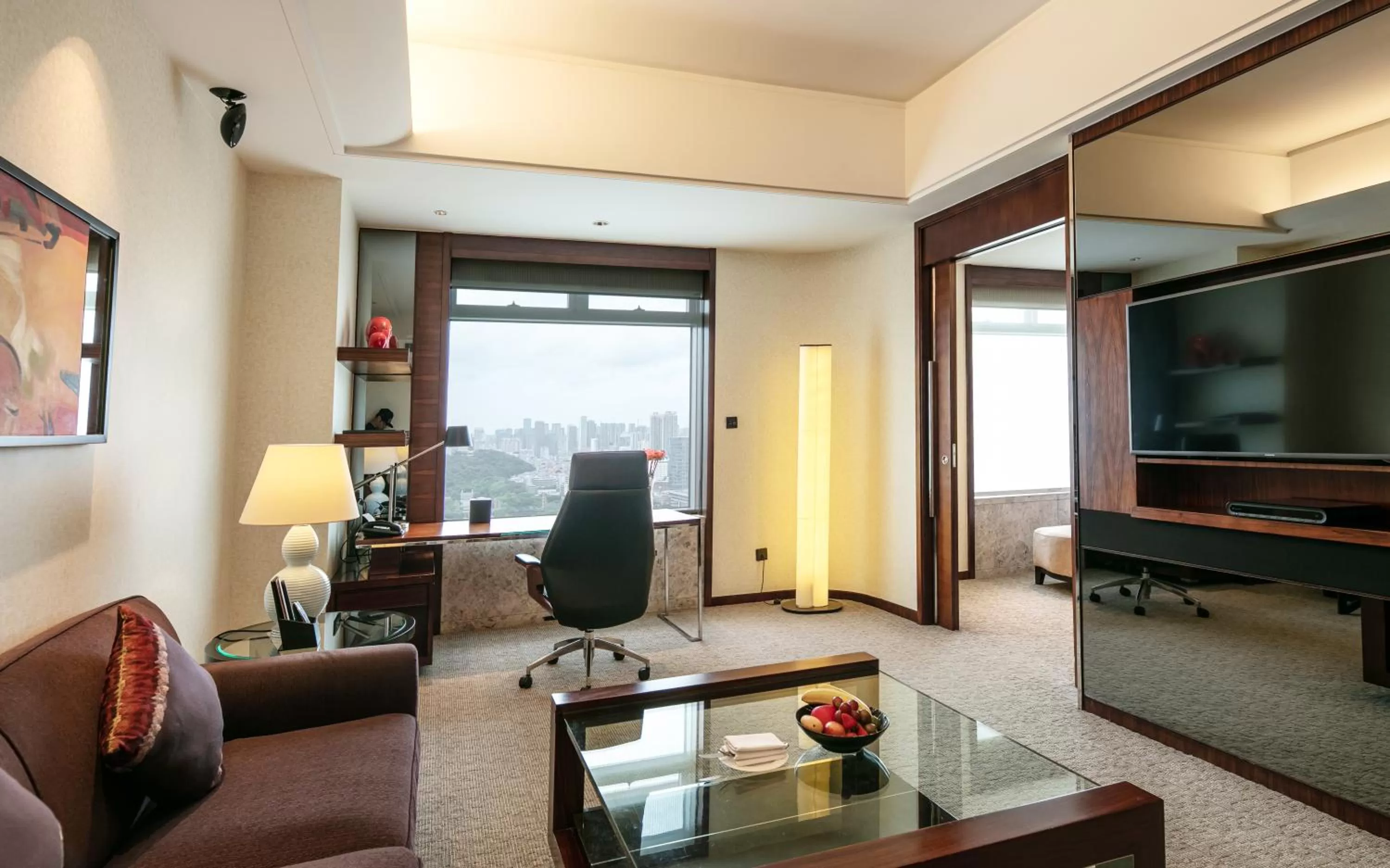 One-Bedroom Suite with Dining Area in InterContinental Foshan by IHG