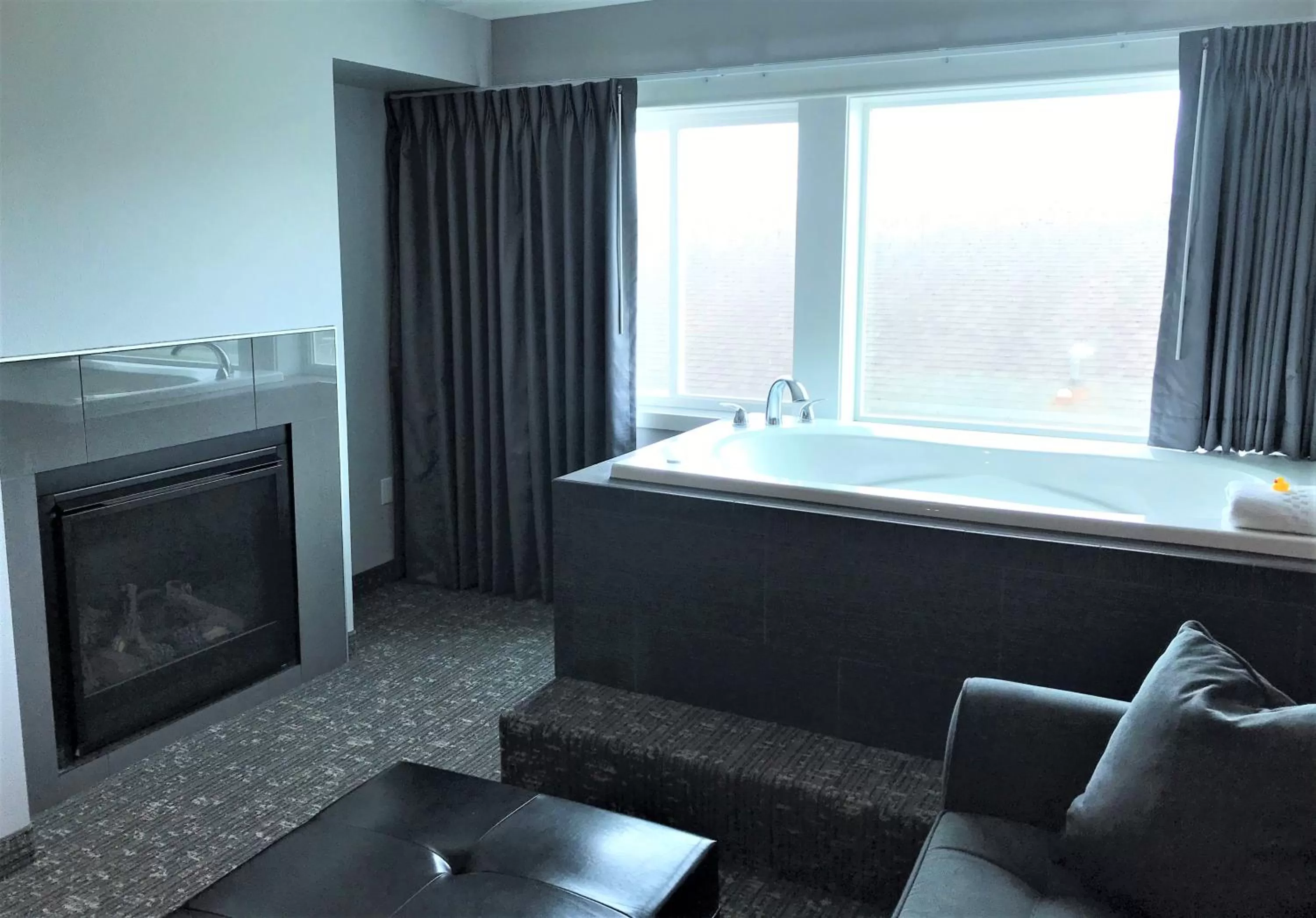 Non View, Jetted Tub, Fireplace, KING (Cove Suite) in Starfish Manor Oceanfront Hotel