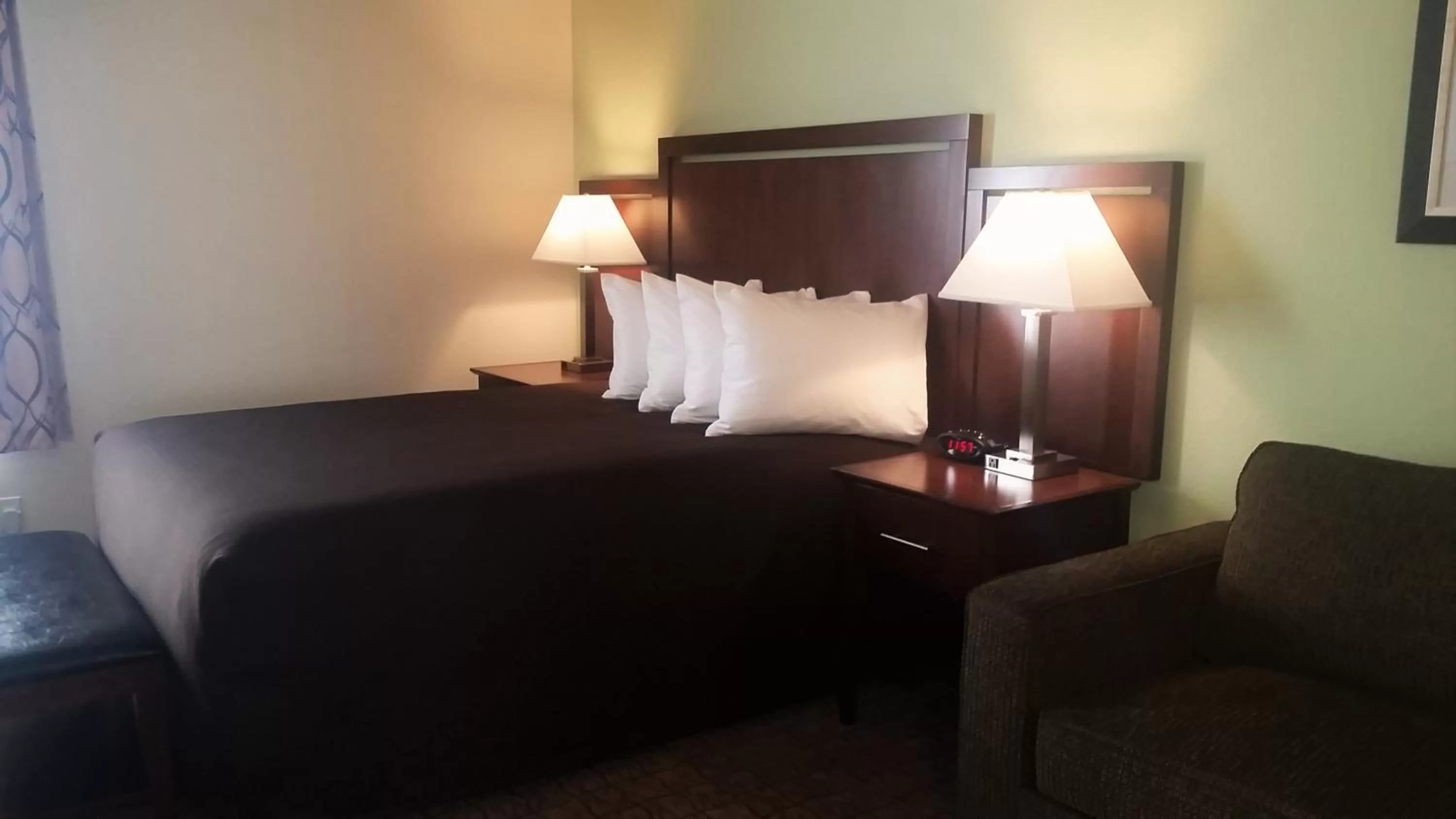 Queen Suite in Ledgestone Hotel Elko