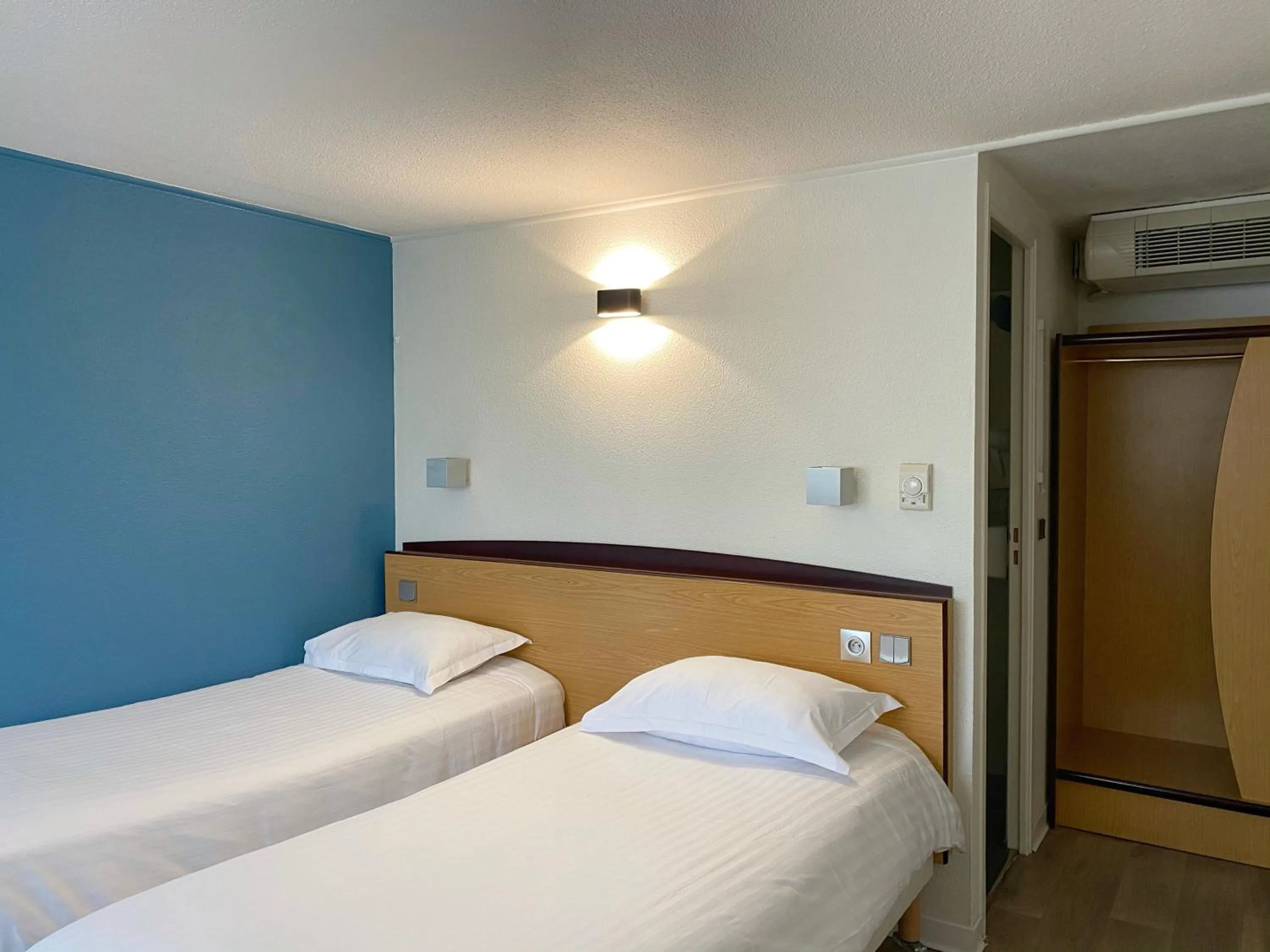 Bed in Kyriad Direct Roanne Hôtel