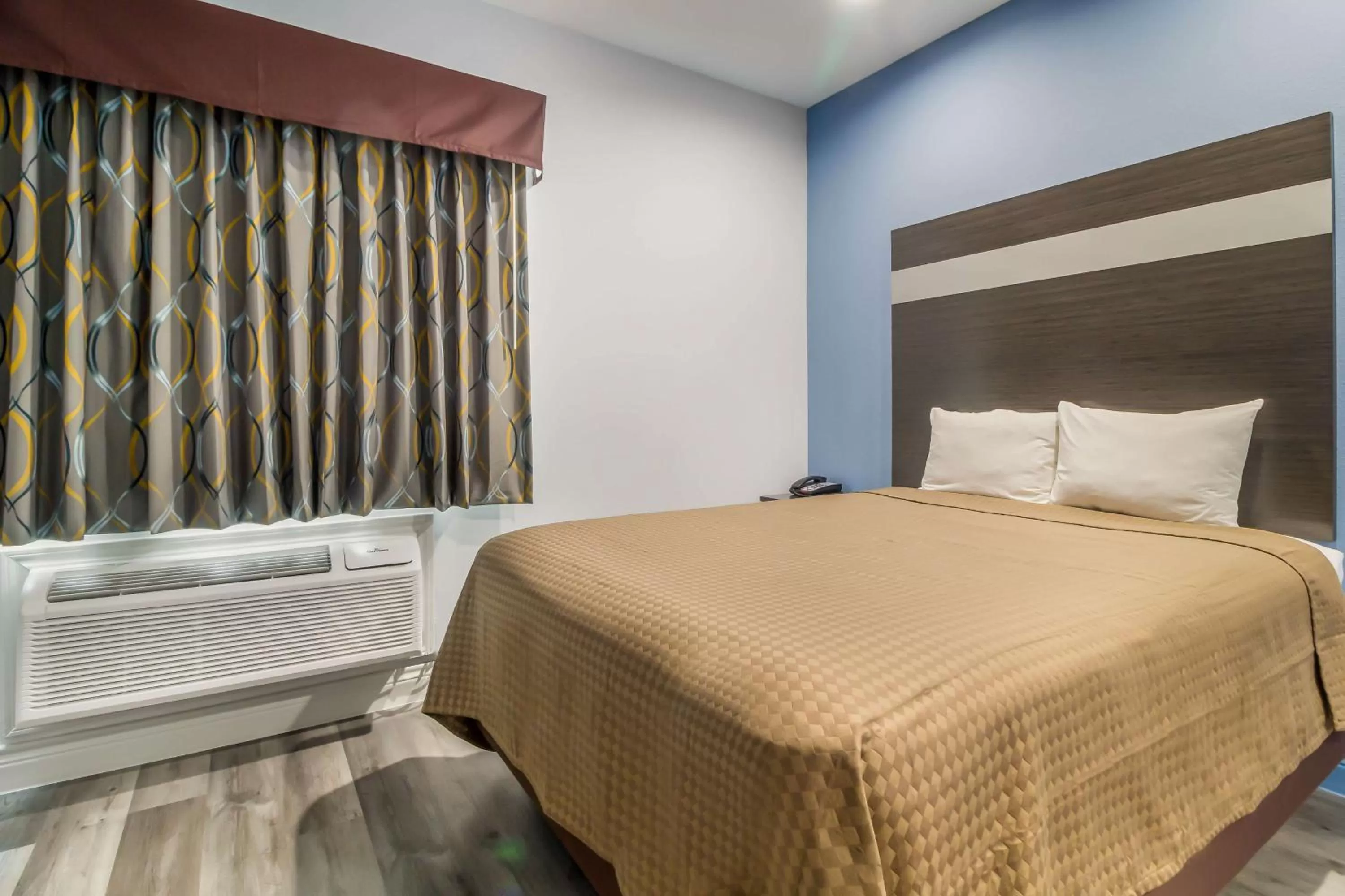 Queen Suite - Non-Smoking in Studio 6 Deer Park, Tx