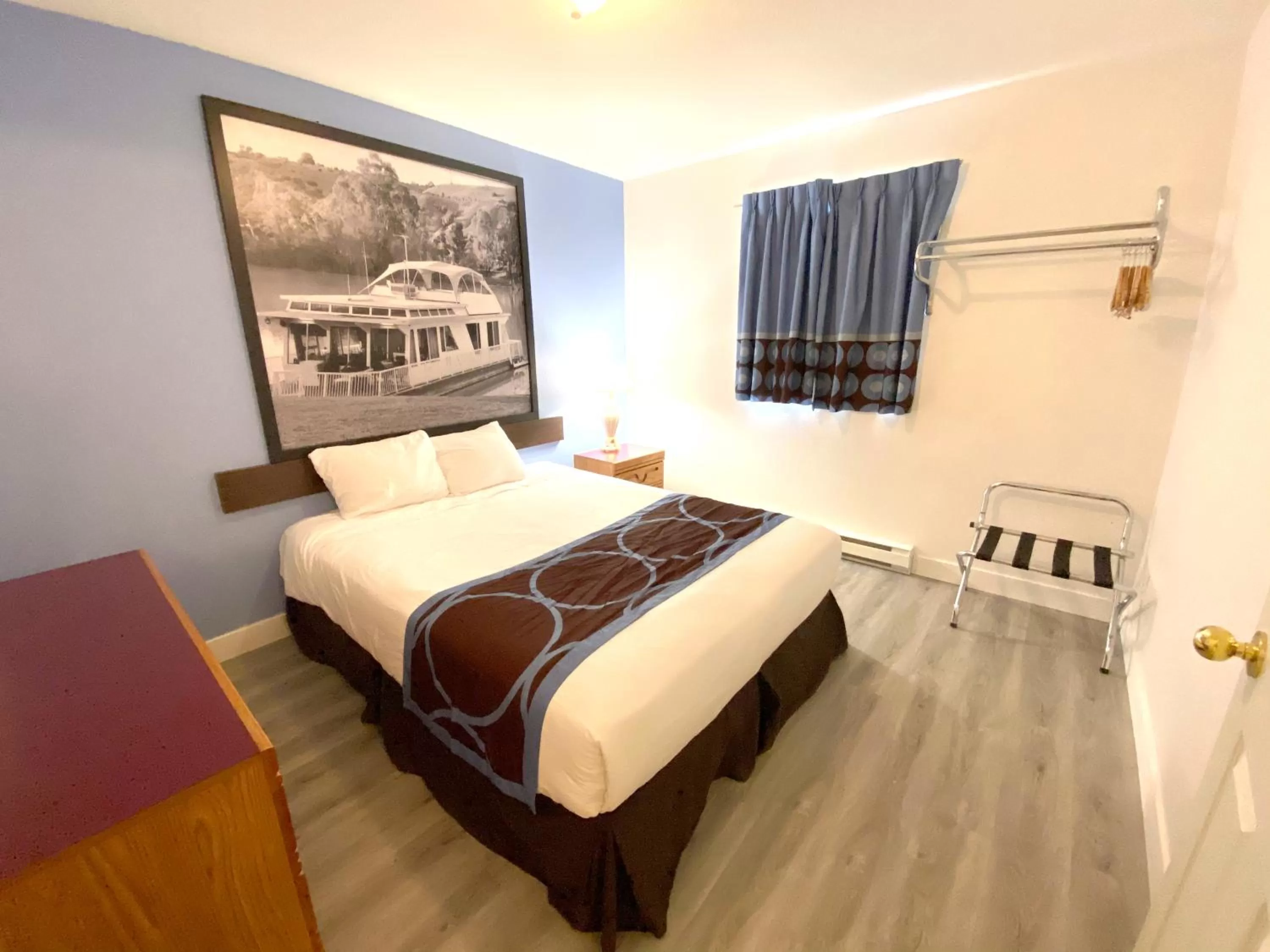 One-Bedroom Queen Suite - Non-Smoking in Super 8 by Wyndham Sicamous