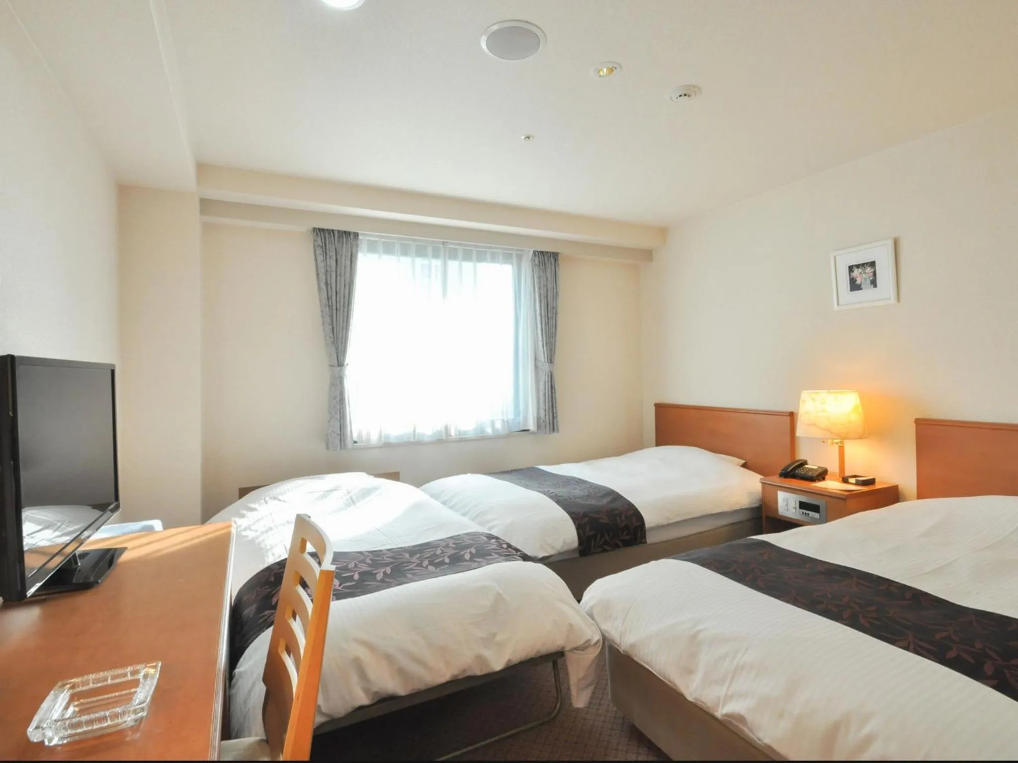 Twin Room with Extra Bed - Smoking in Kobe City Gardens Hotel (Formally Hotel Kobe Shishuen)