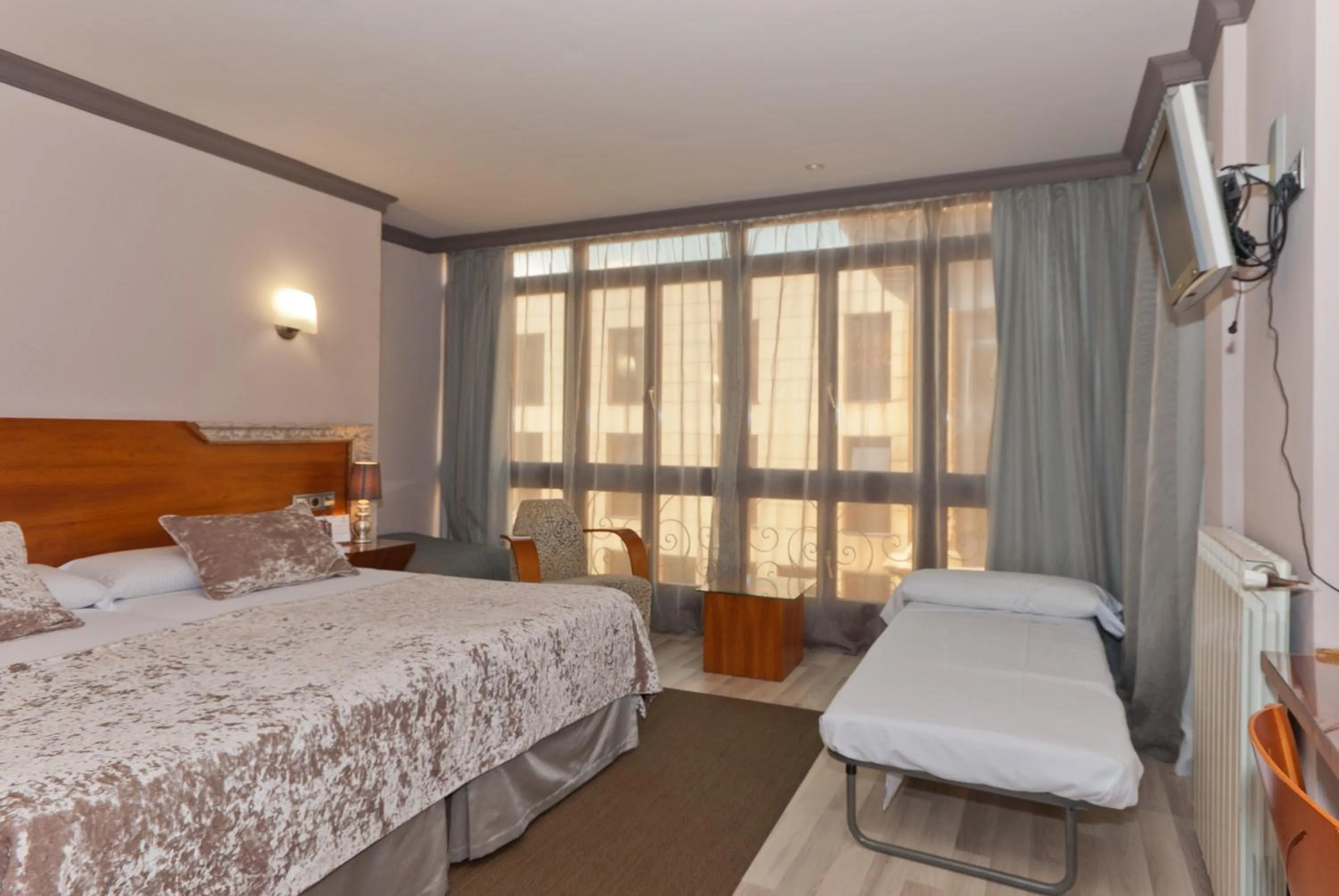 Triple Room in Hotel Vetusta