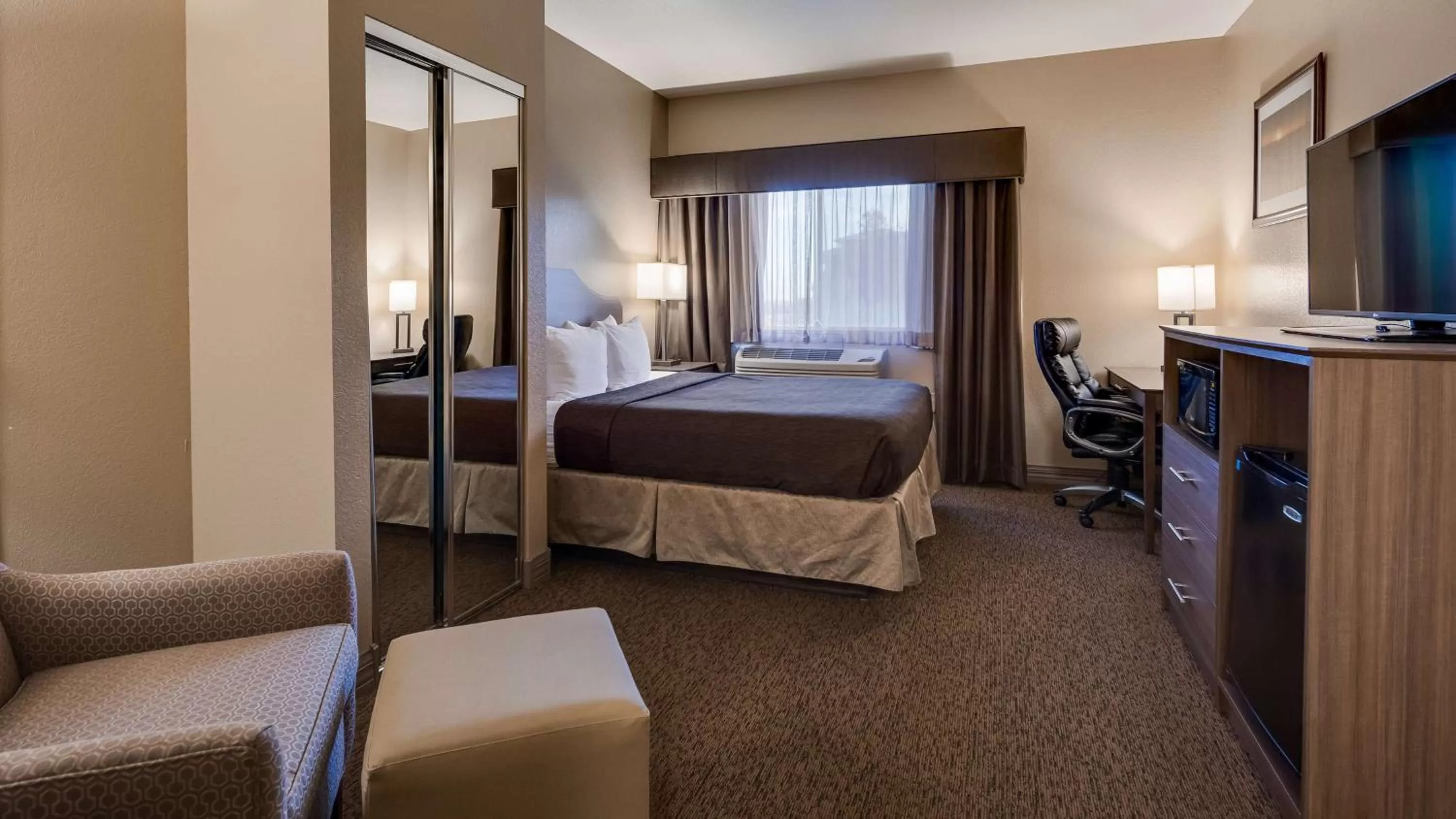 King Suite with Sofa Bed and Wet Bar in Best Western El-Quartelejo Inn & Suites