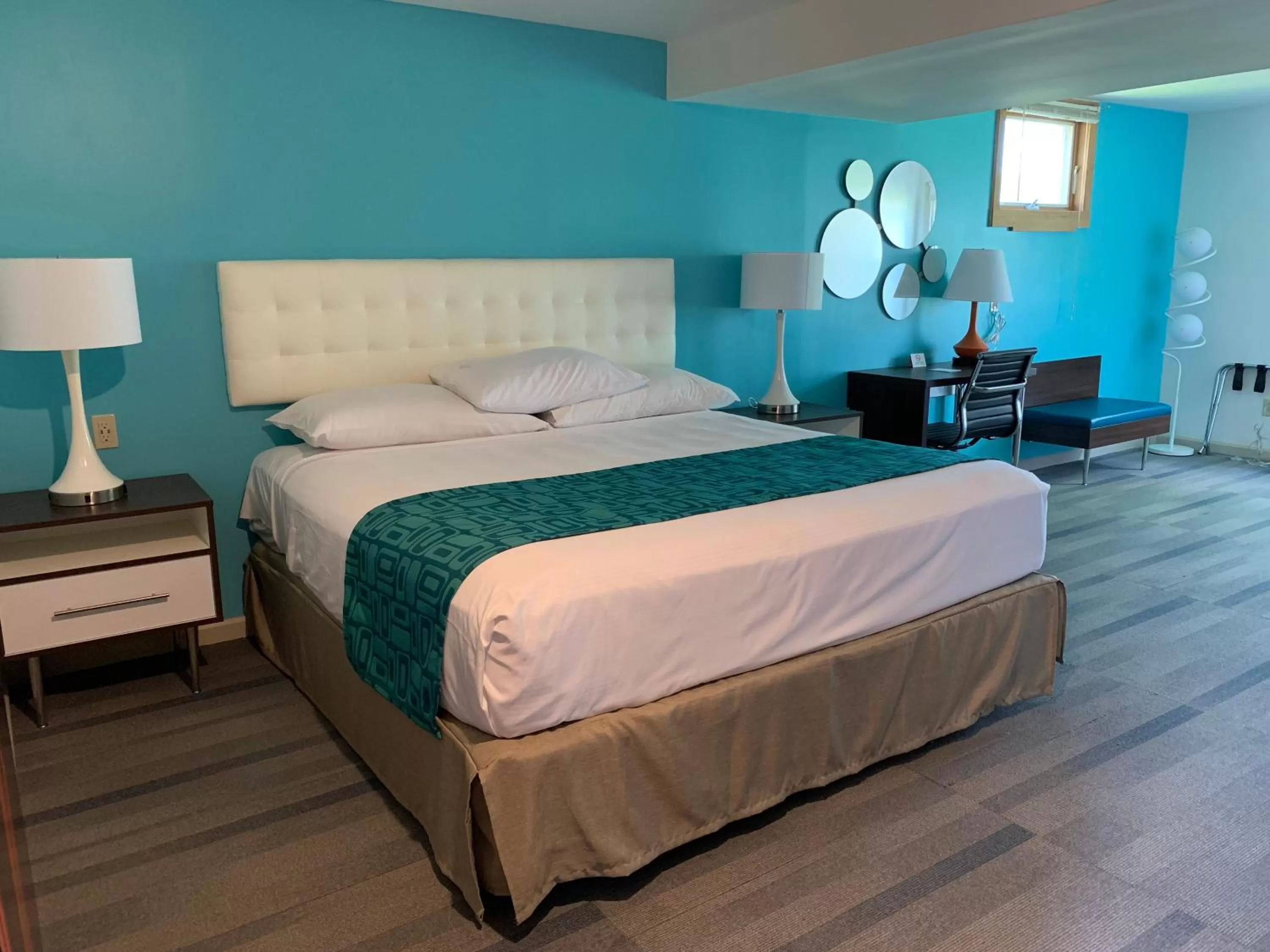 King Suite - Non-Smoking in Howard Johnson by Wyndham Williamstown