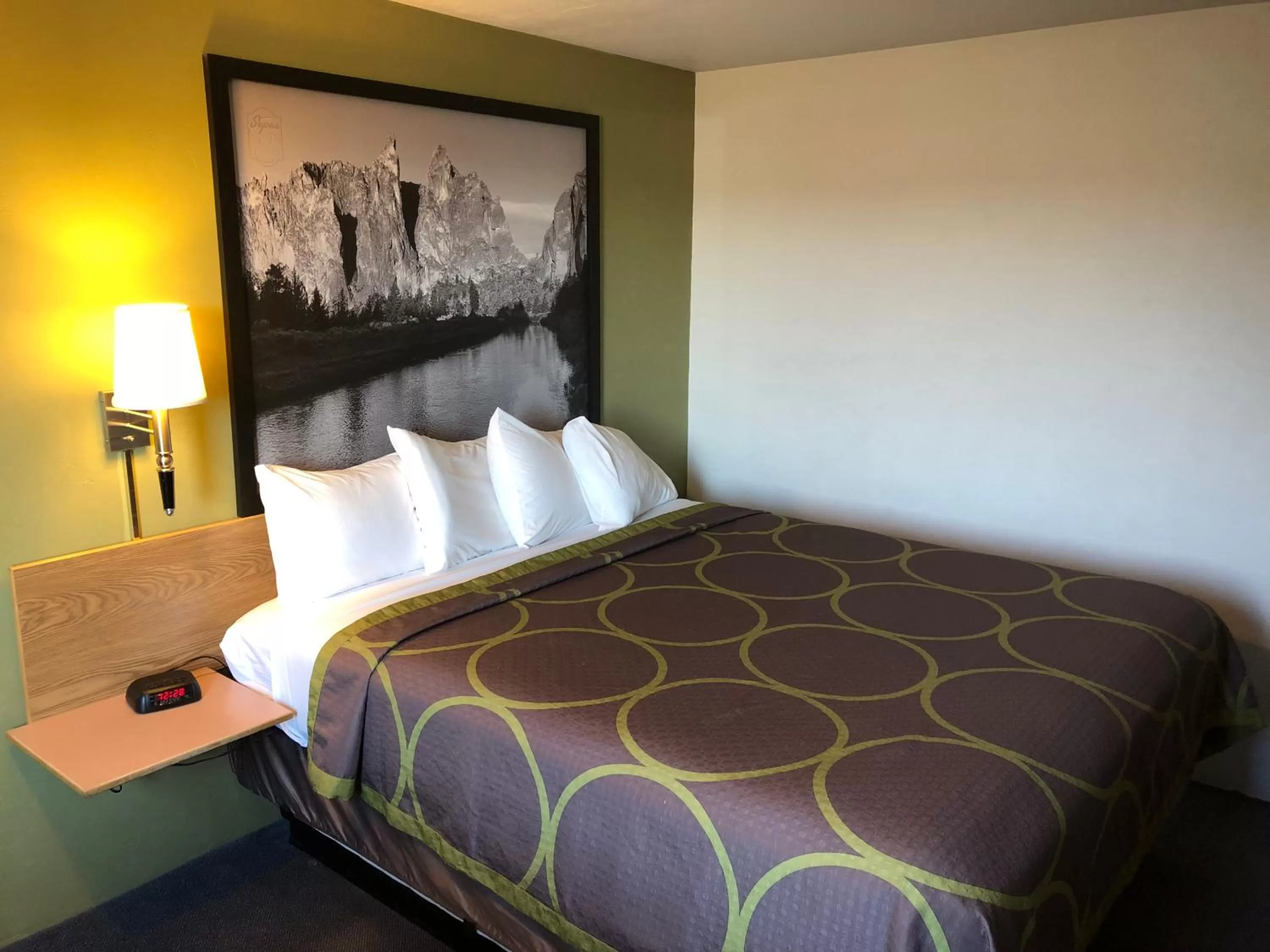 King Room - Pet Friendly/Non-Smoking in Super 8 by Wyndham Redmond