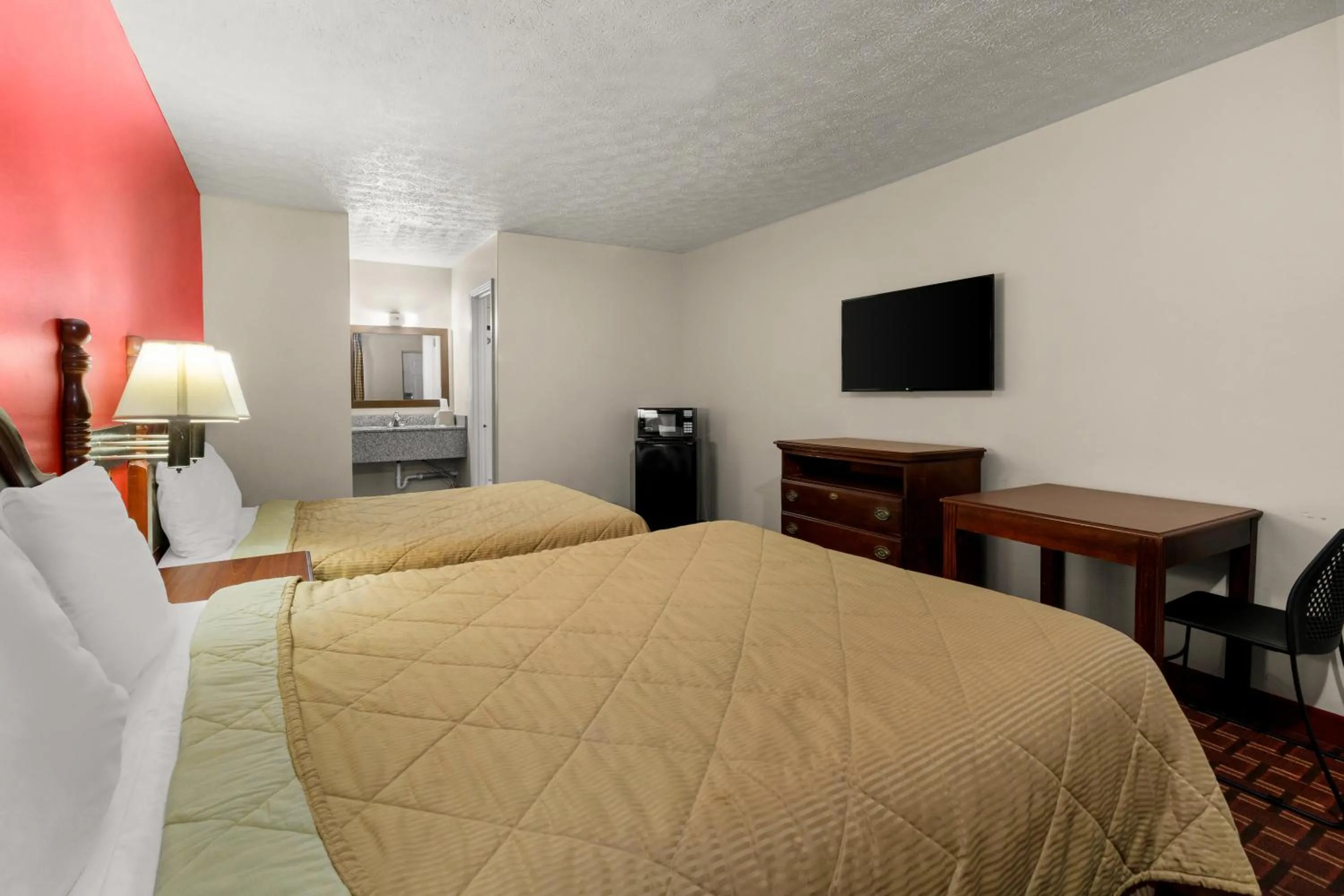 Quadruple Room with Two Queen Beds - Smoking in Rodeway Inn Dickson