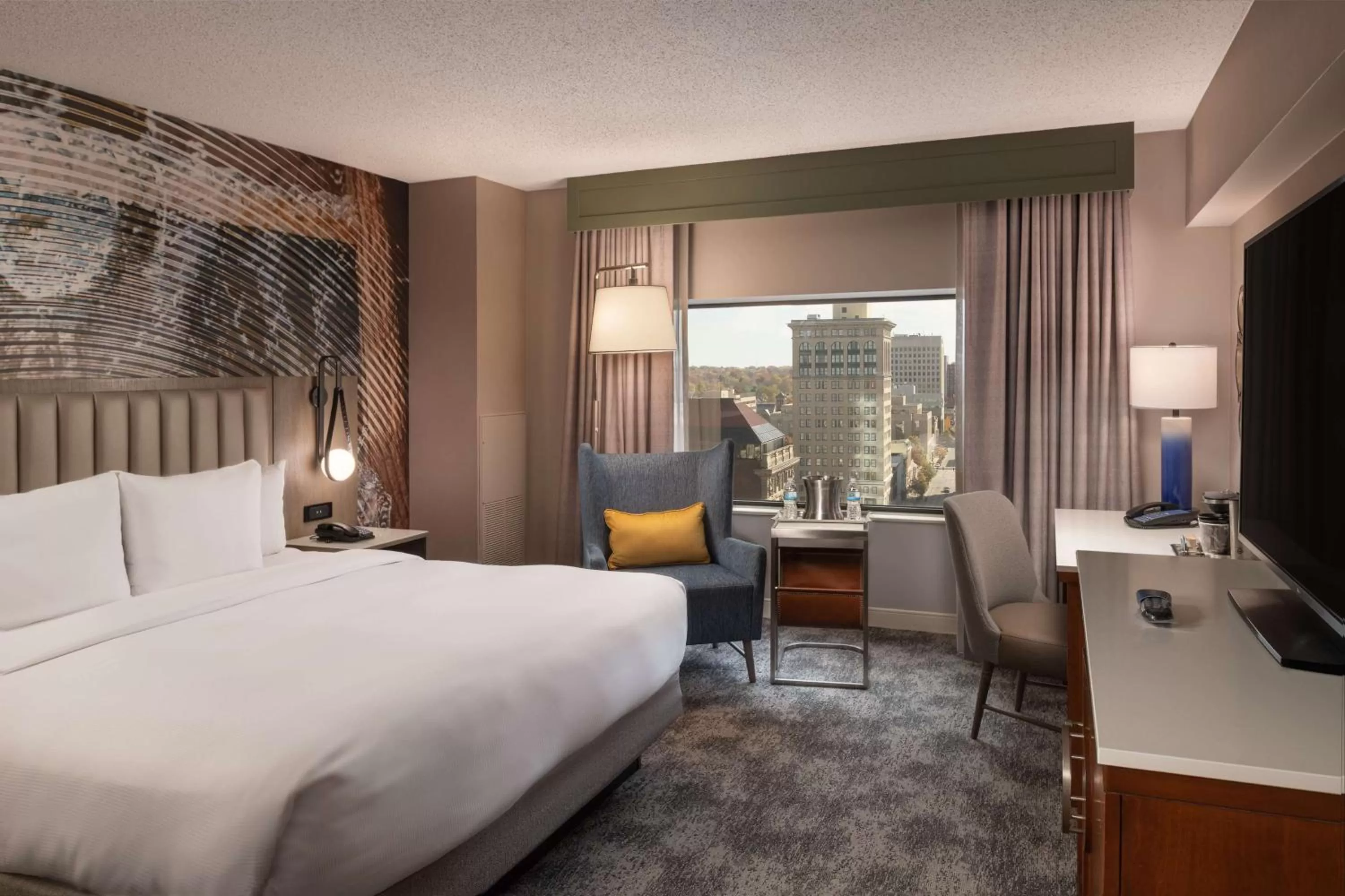 King Room with Bath Tub - Mobility Accessible in Hilton Lexington Downtown