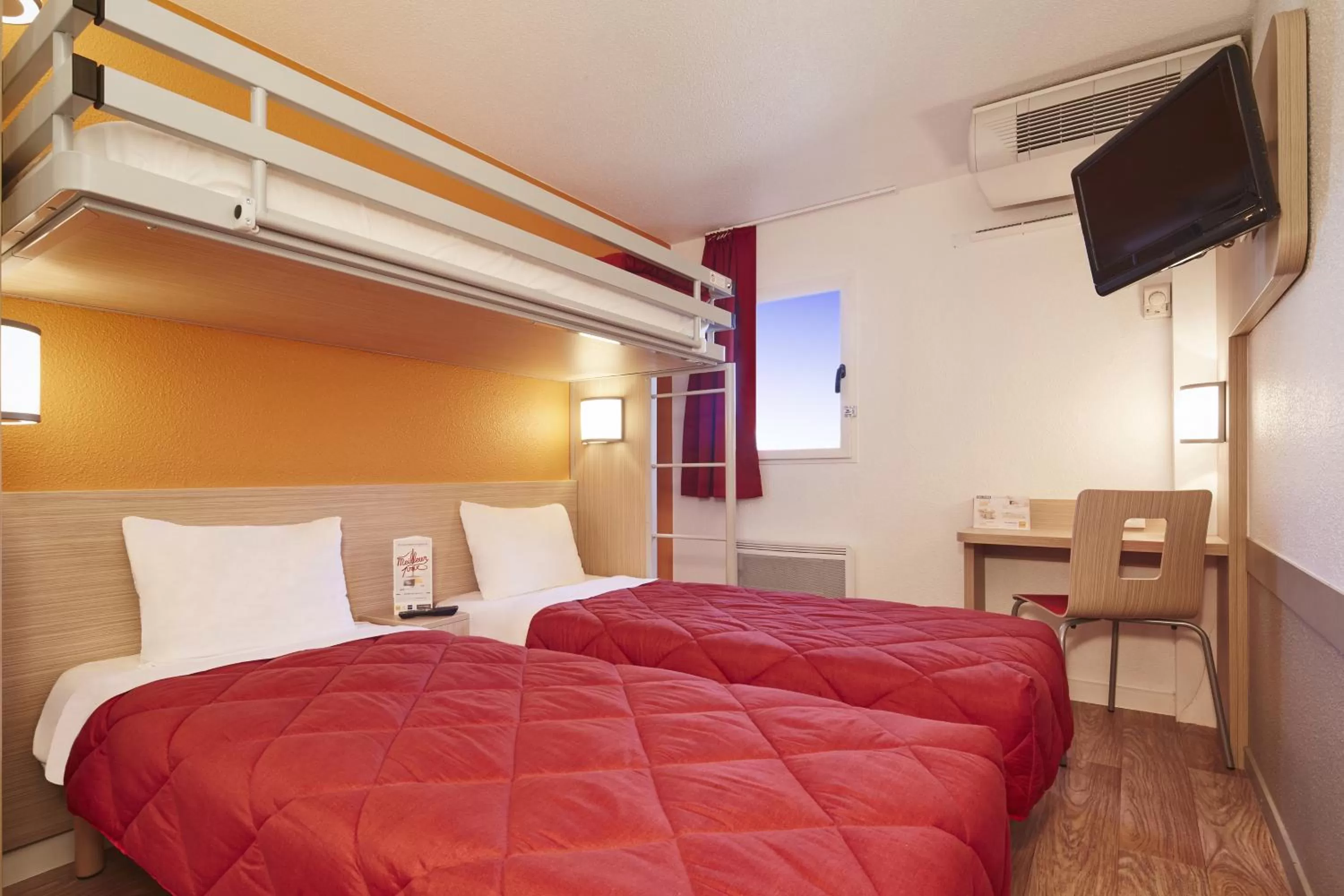 Triple Room with 3 Single Beds in Premiere Classe Roissy CDG - Paris Nord 2 - Parc des Expositions