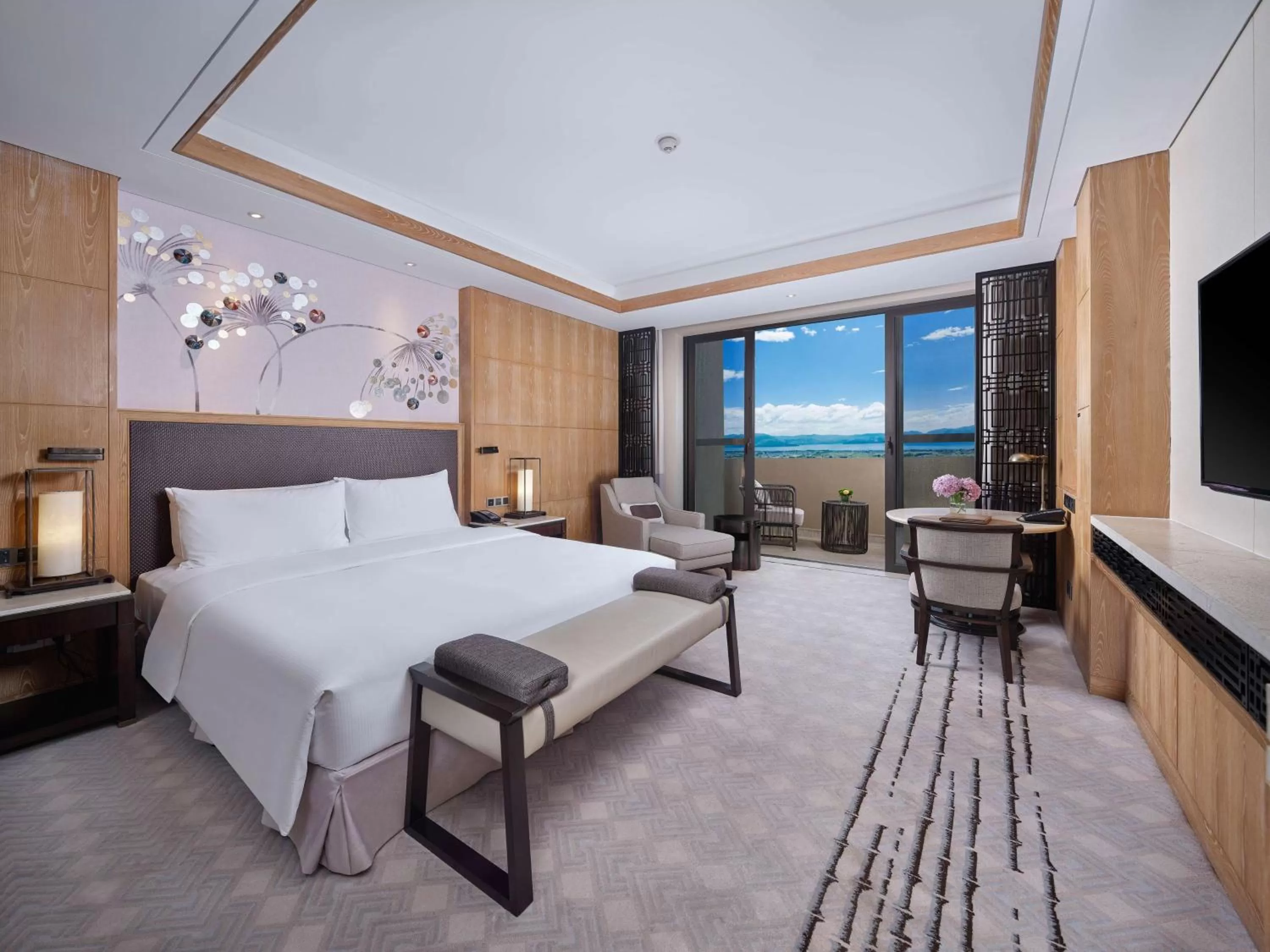 Executive King Room with Lake View in Hilton Dali Resort & Spa