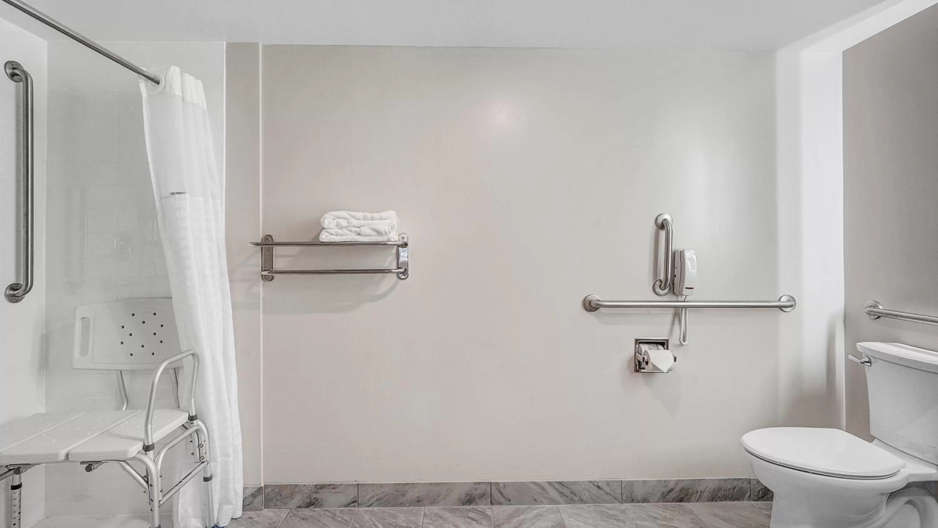 King Room with Mobility Access and Bathtub with Grab Bars - Non-Smoking in Days Inn & Suites by Wyndham Niagara Falls/Buffalo