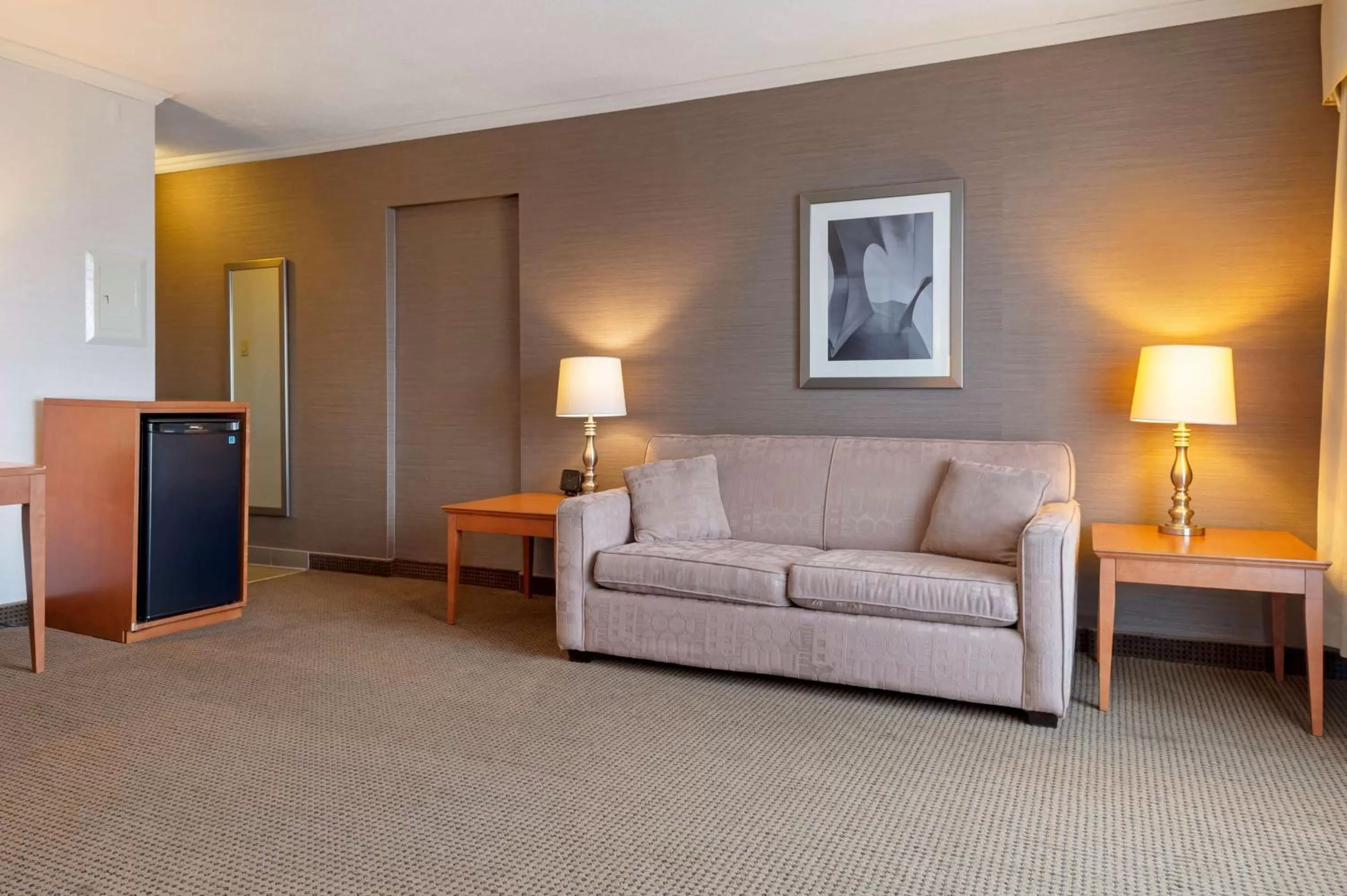 Queen Suite with Kitchen in Best Western Plus Gatineau-Ottawa Downtown