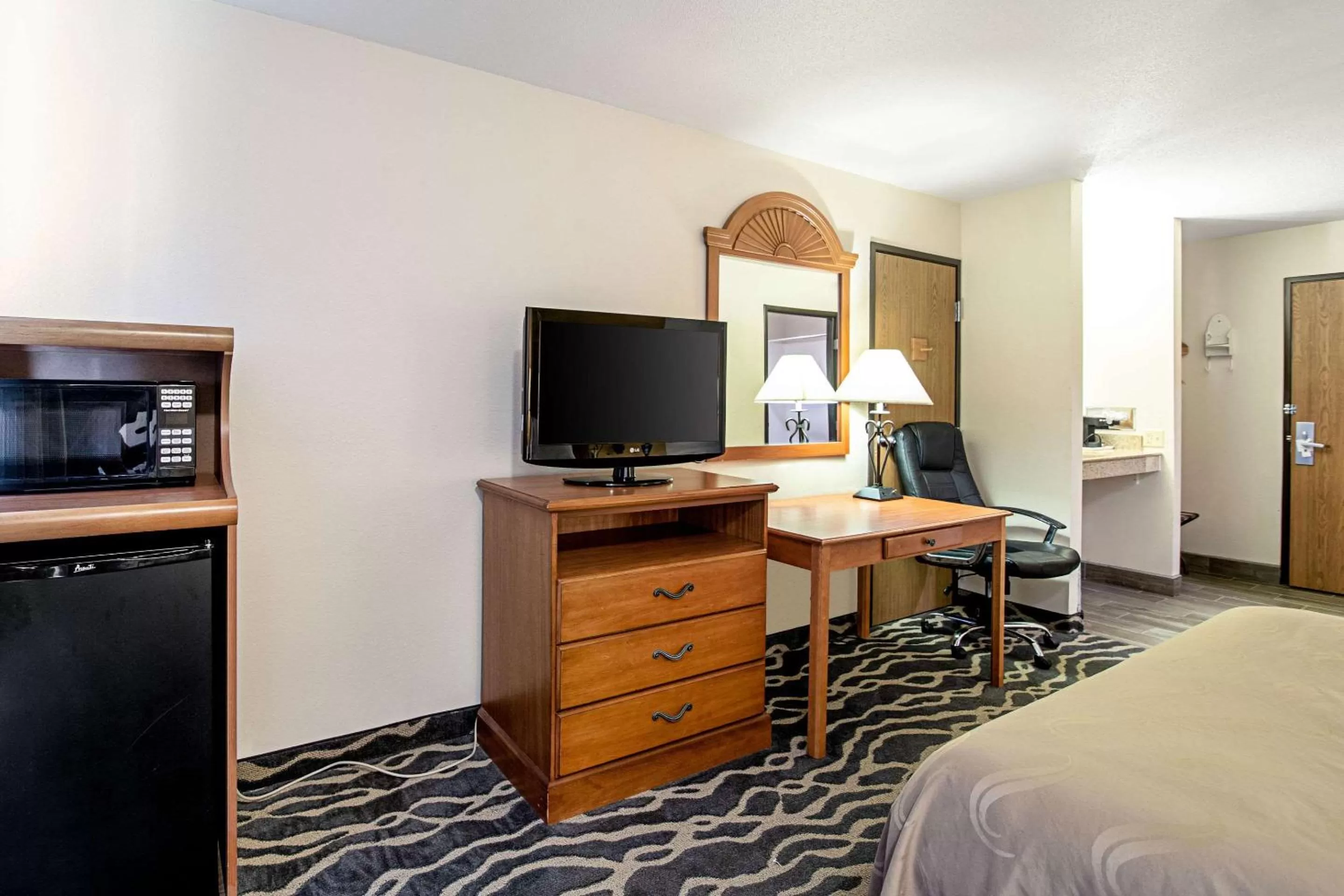 Photo of the whole room, Bed in Quality Inn Huron