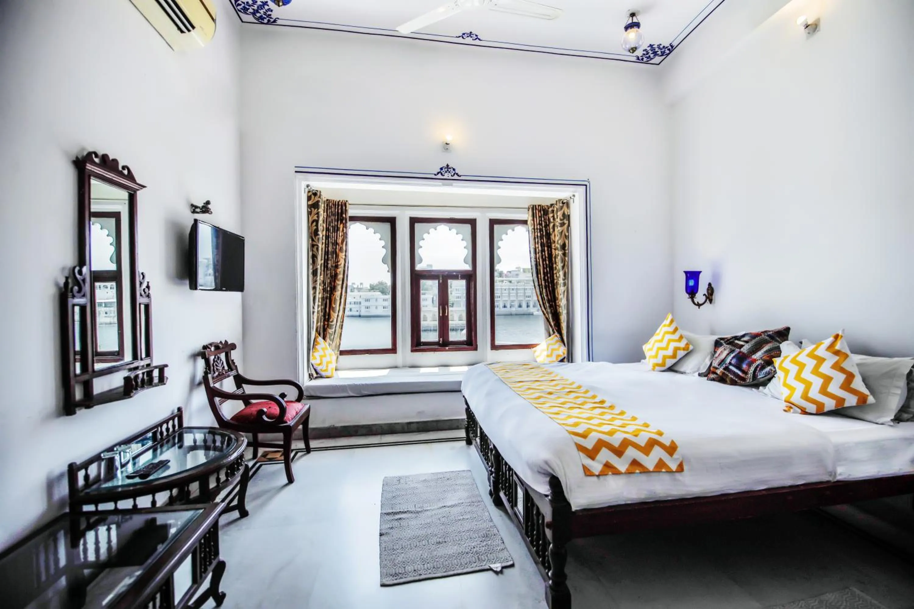  Premium Lake View Room in Hotel Devraj Niwas on Lake Pichola