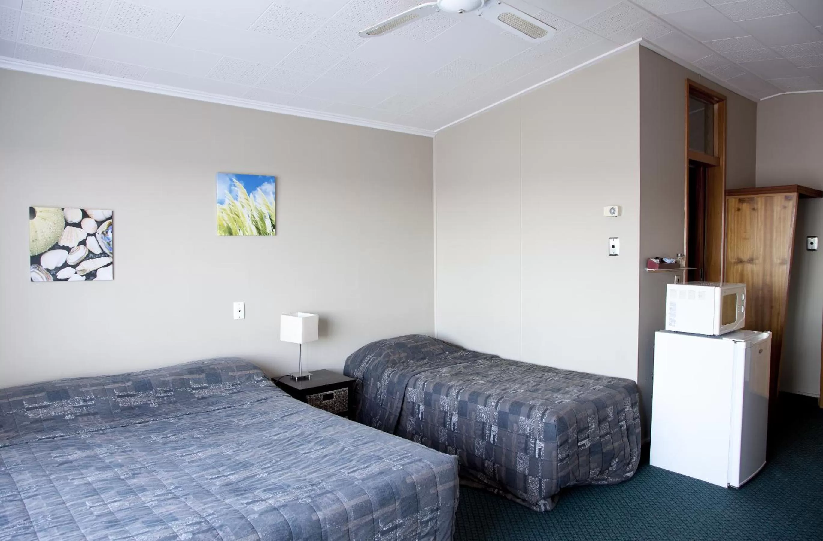 Upstairs Studio Twin Room in Apple Motor Inn