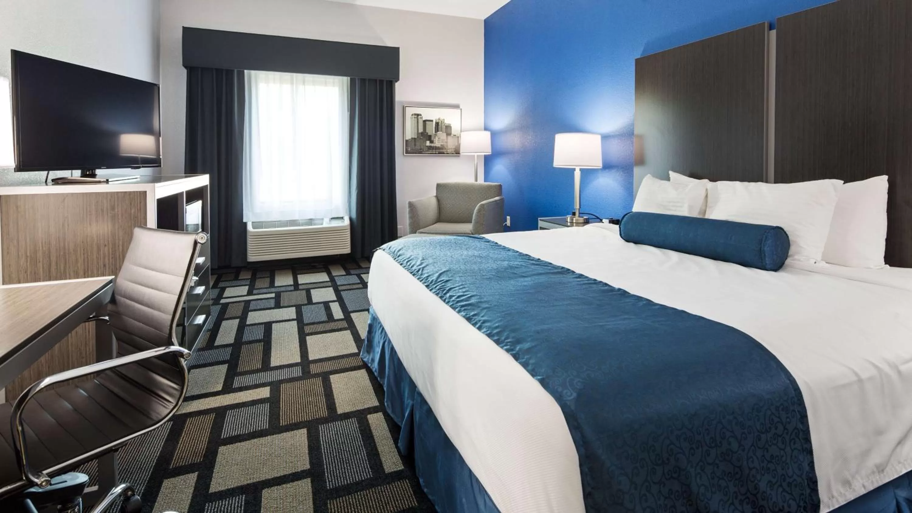King Room with Roll-In Shower - Disability Access in Best Western Plus Birmingham Inn & Suites