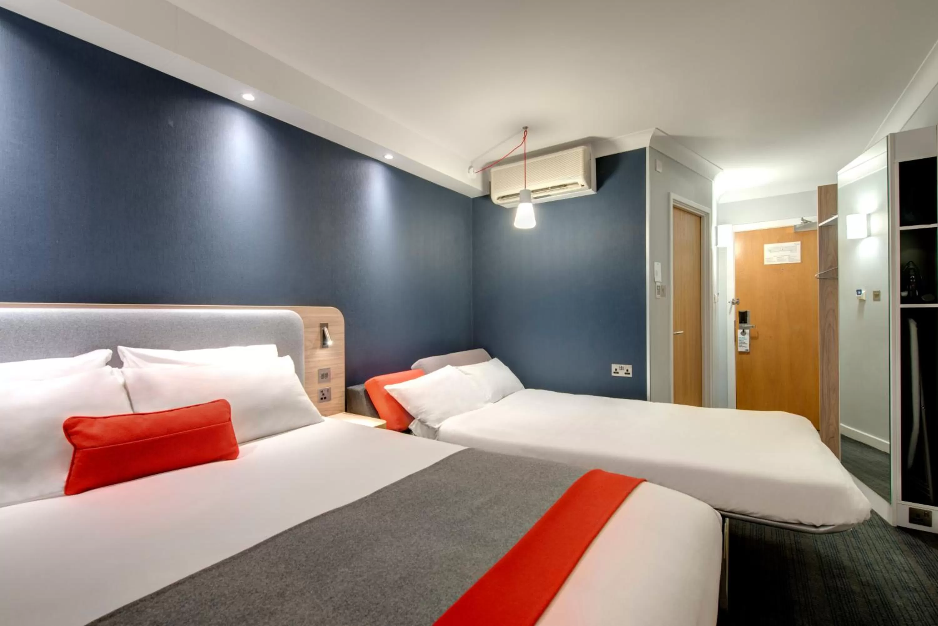 Photo of the whole room, Bed in Holiday Inn Express Bath by IHG