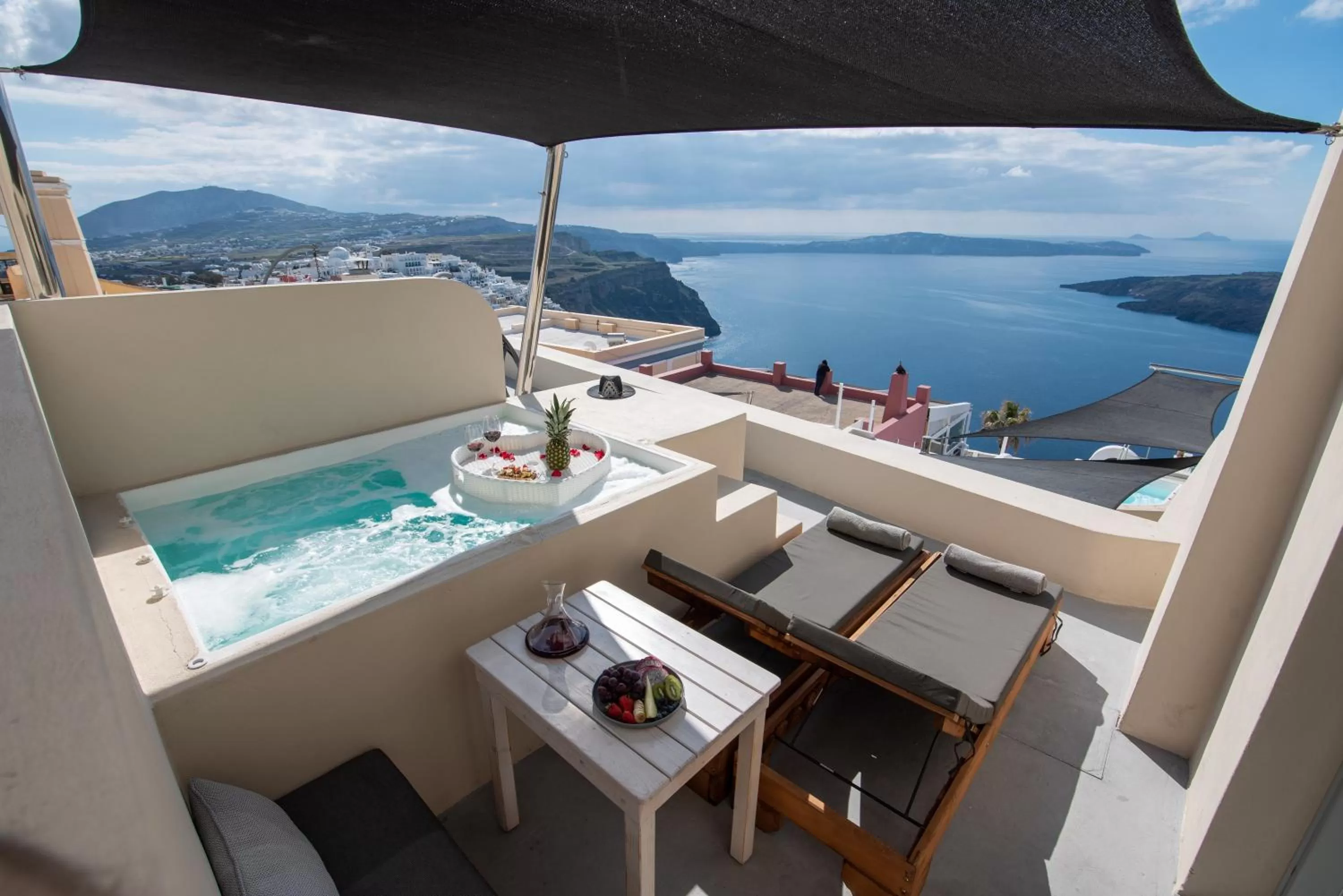 CLIFF SUITE WITH CALDERA VIEW AND OUTDOOR JACUZZI  in Caldera Cliff Illusion