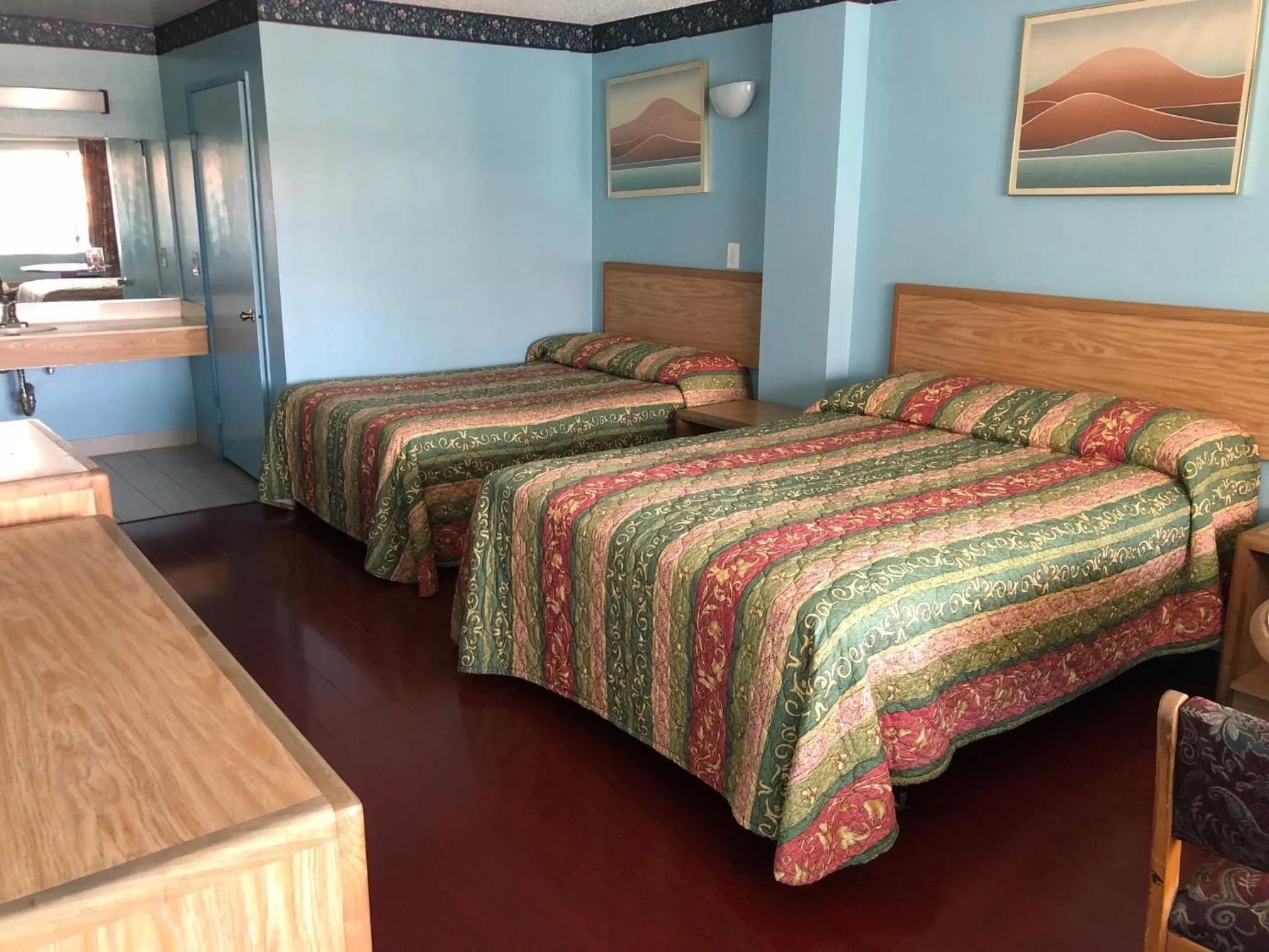 Room with Two Double Beds in Chester Inn Motel